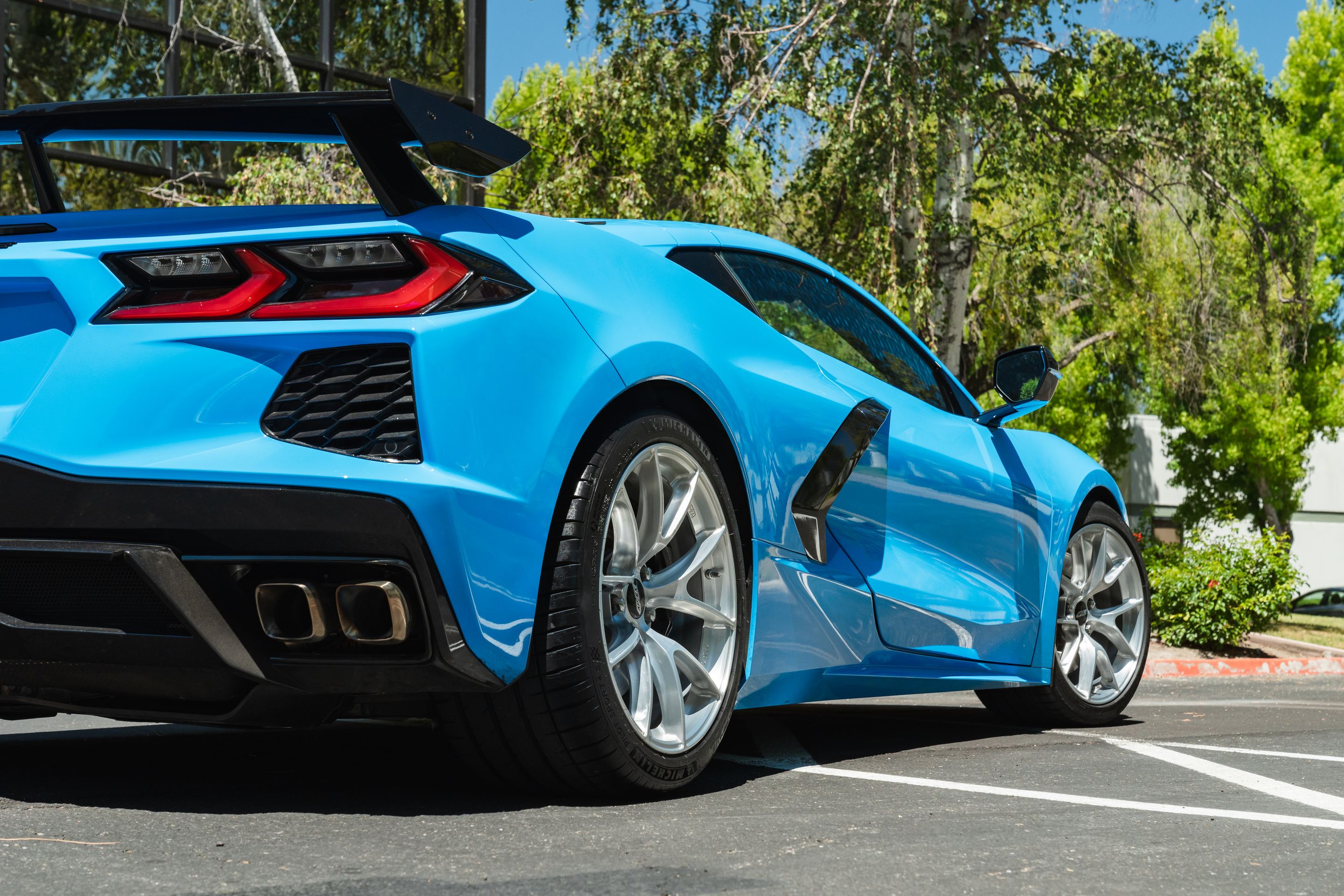 Blue Chevrolet C8 Corvette Stingray/Z51 with 18"/19" VS-5RS Apex wheels in Brushed Clear