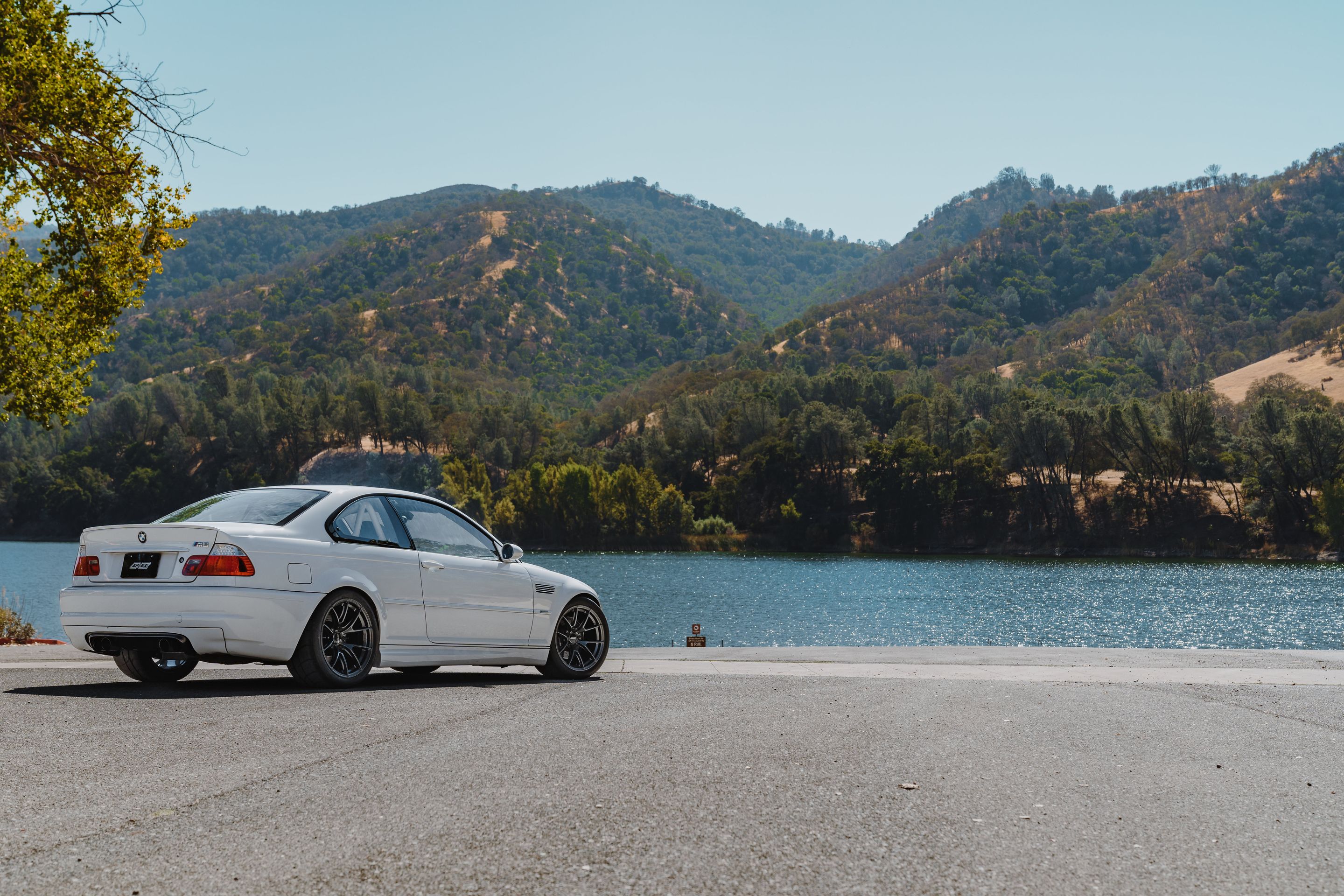 White BMW E46 M3 with 18" VS-5RS Apex wheels in Anthracite