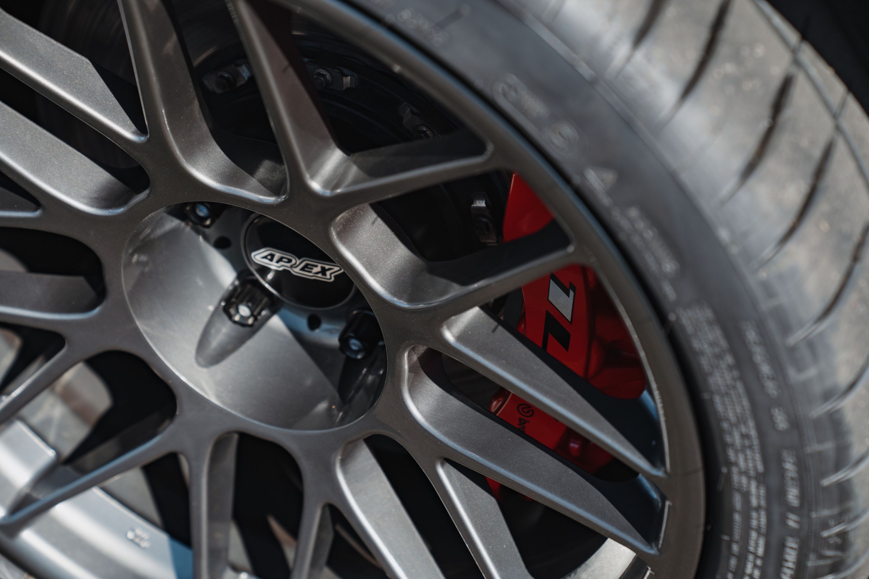 White Chevrolet 6th Gen Camaro SS 1LE with 19" ARC-8 Apex wheels in Anthracite