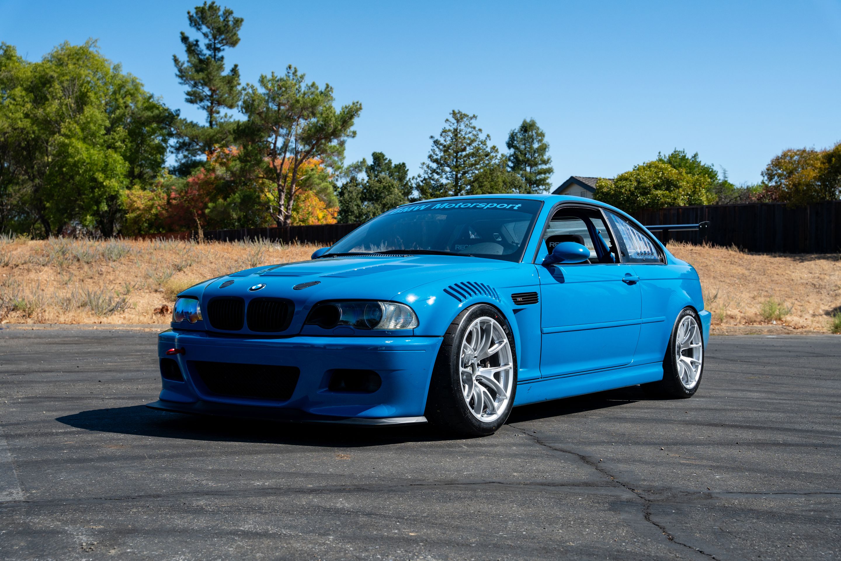 Blue BMW E46 M3 with 18" VS-5RE Apex wheels in Race Silver