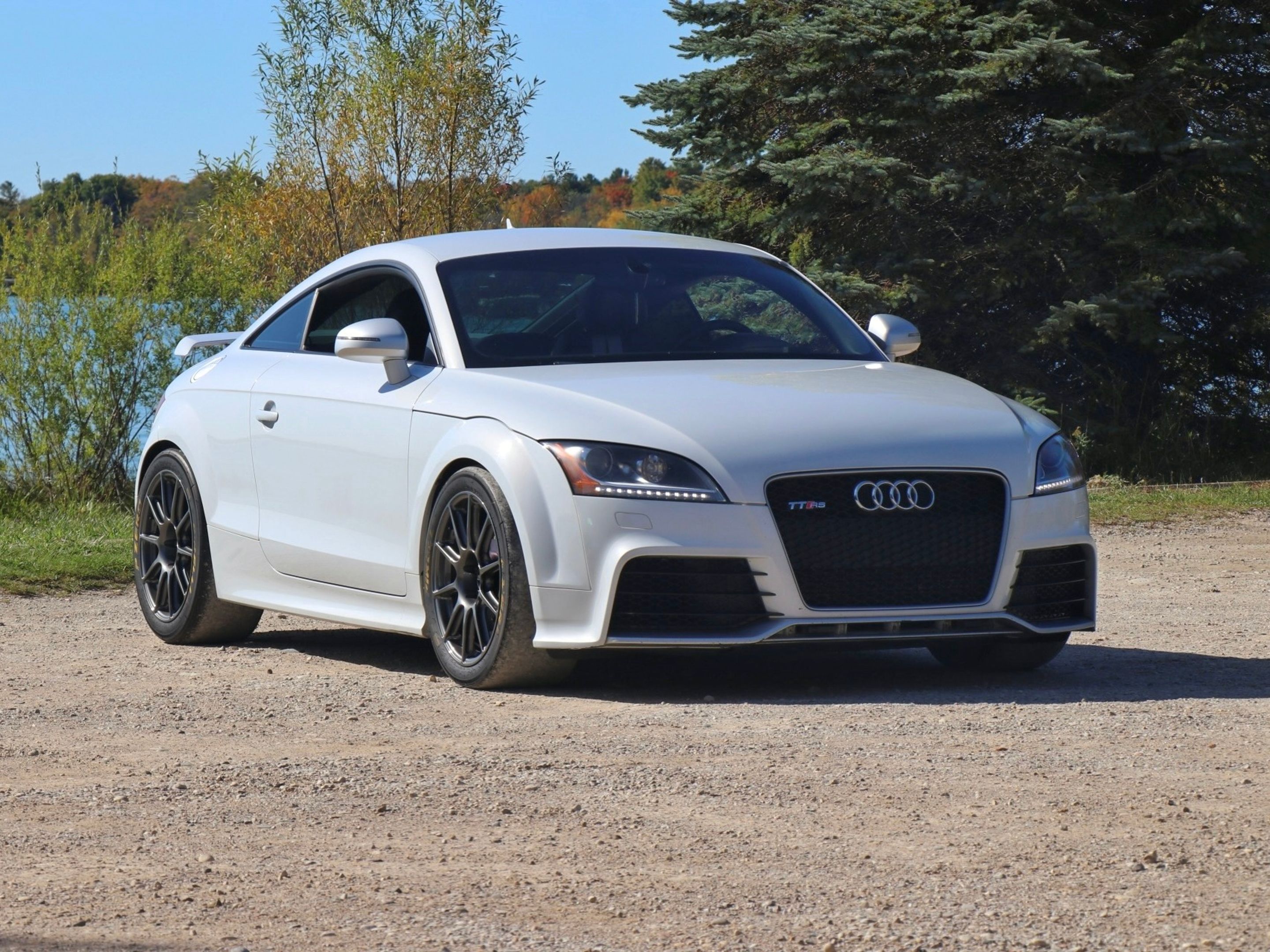 White Audi 8J TT RS with 18" SM-10 Apex wheels in Anthracite