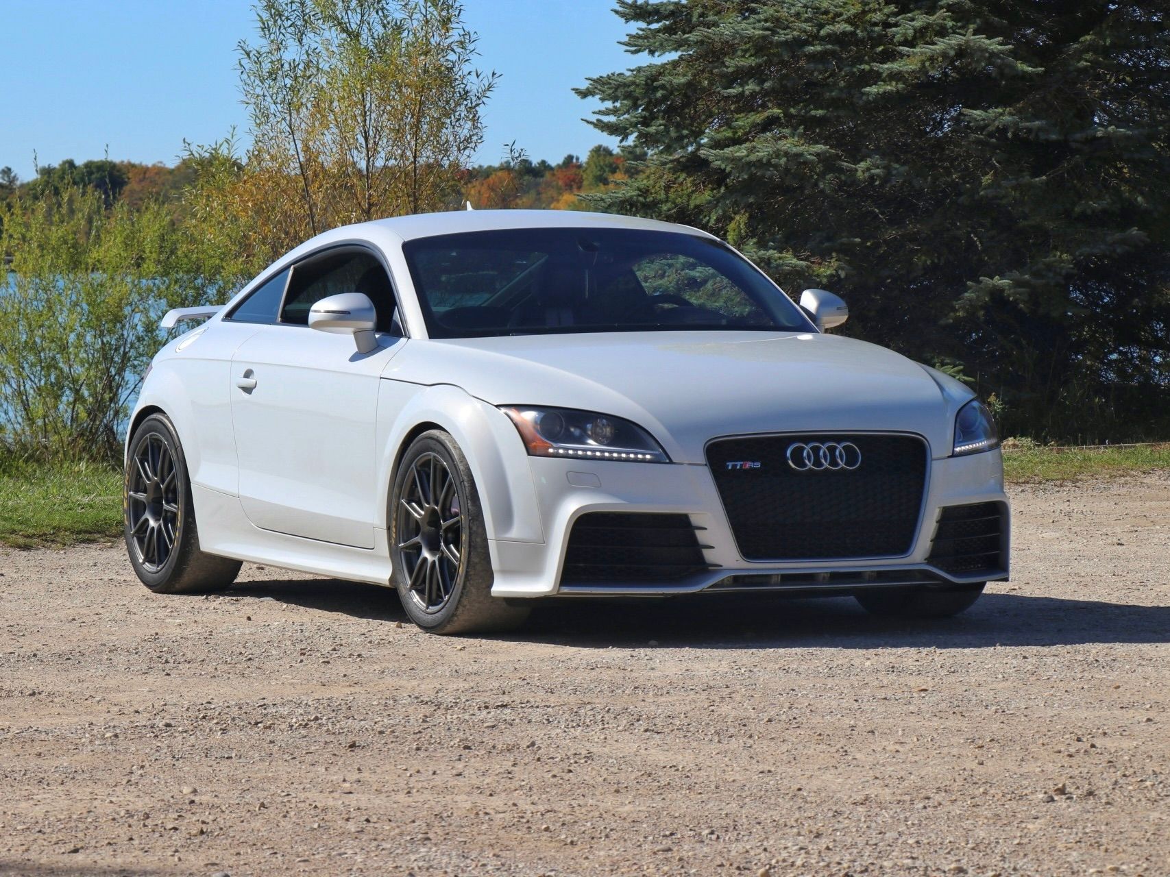 White Audi 8J TT RS with 18" SM-10 Apex wheels in Anthracite