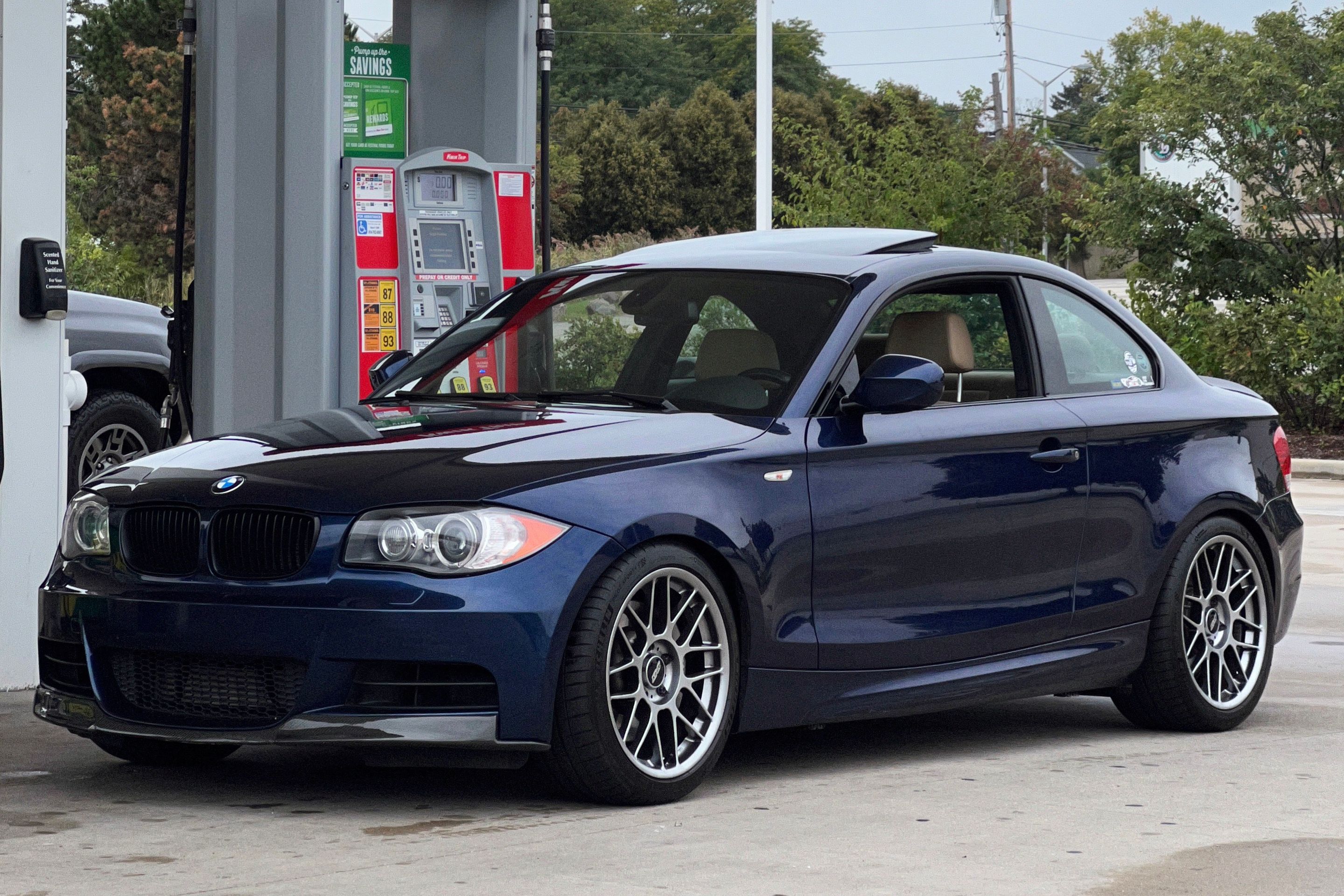 Blue BMW E82 Coupe 1 Series with 18" ARC-8 Apex wheels in Anthracite