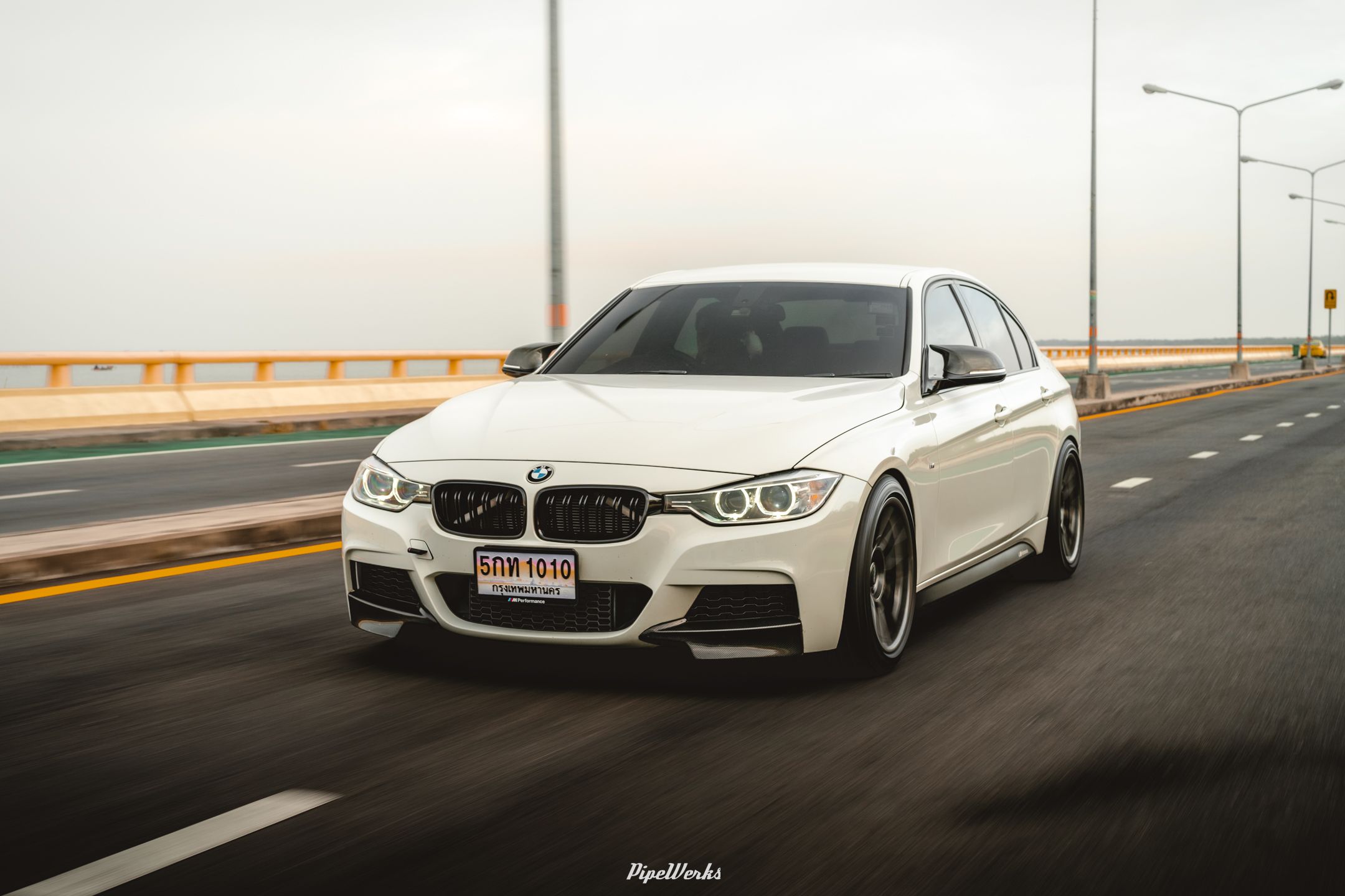 White BMW F30 Sedan 3 Series with 18" ARC-8 Apex wheels in Anthracite