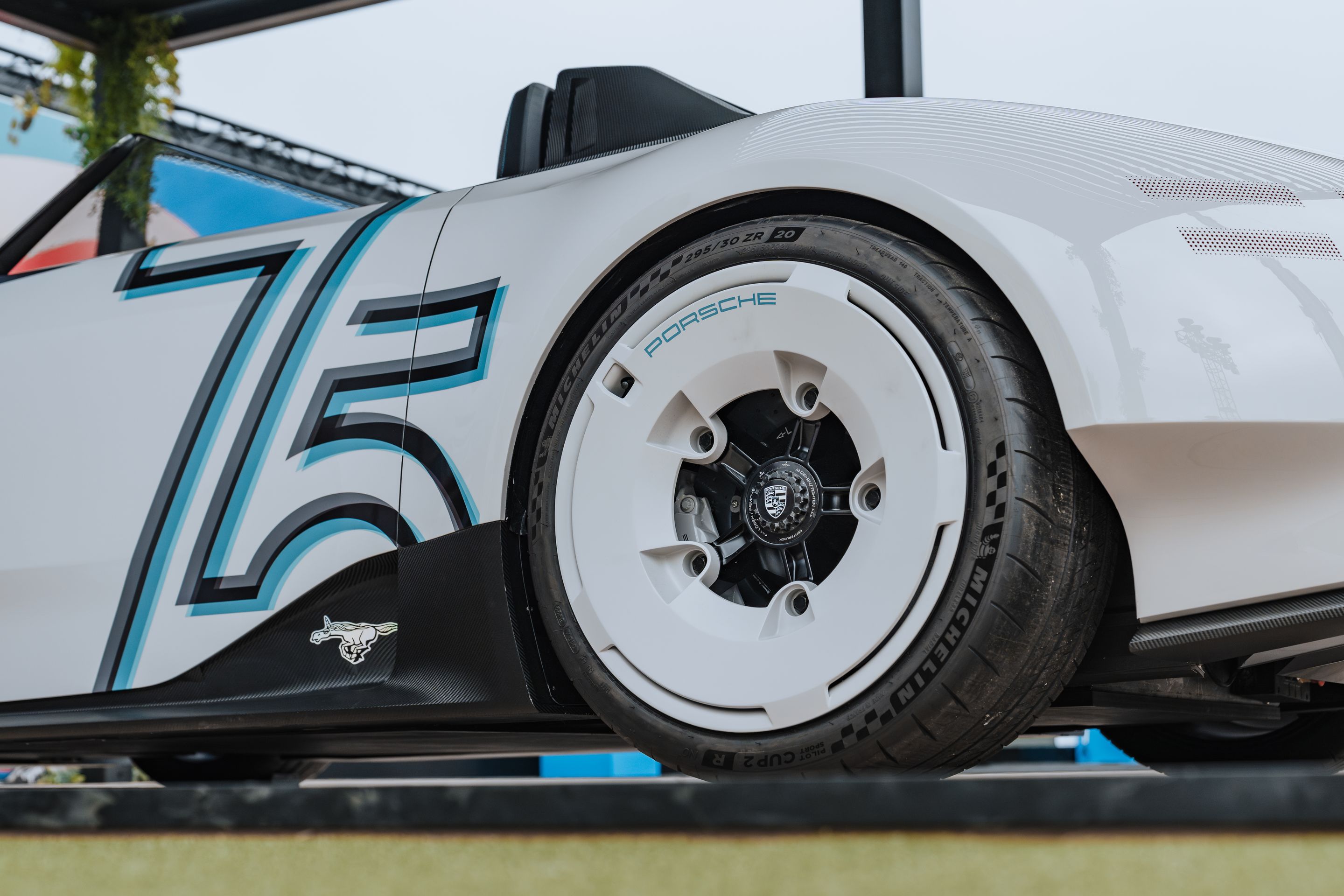 White Porsche 911 996 GT2 with 18" EC-7RS Apex wheels in Anthracite