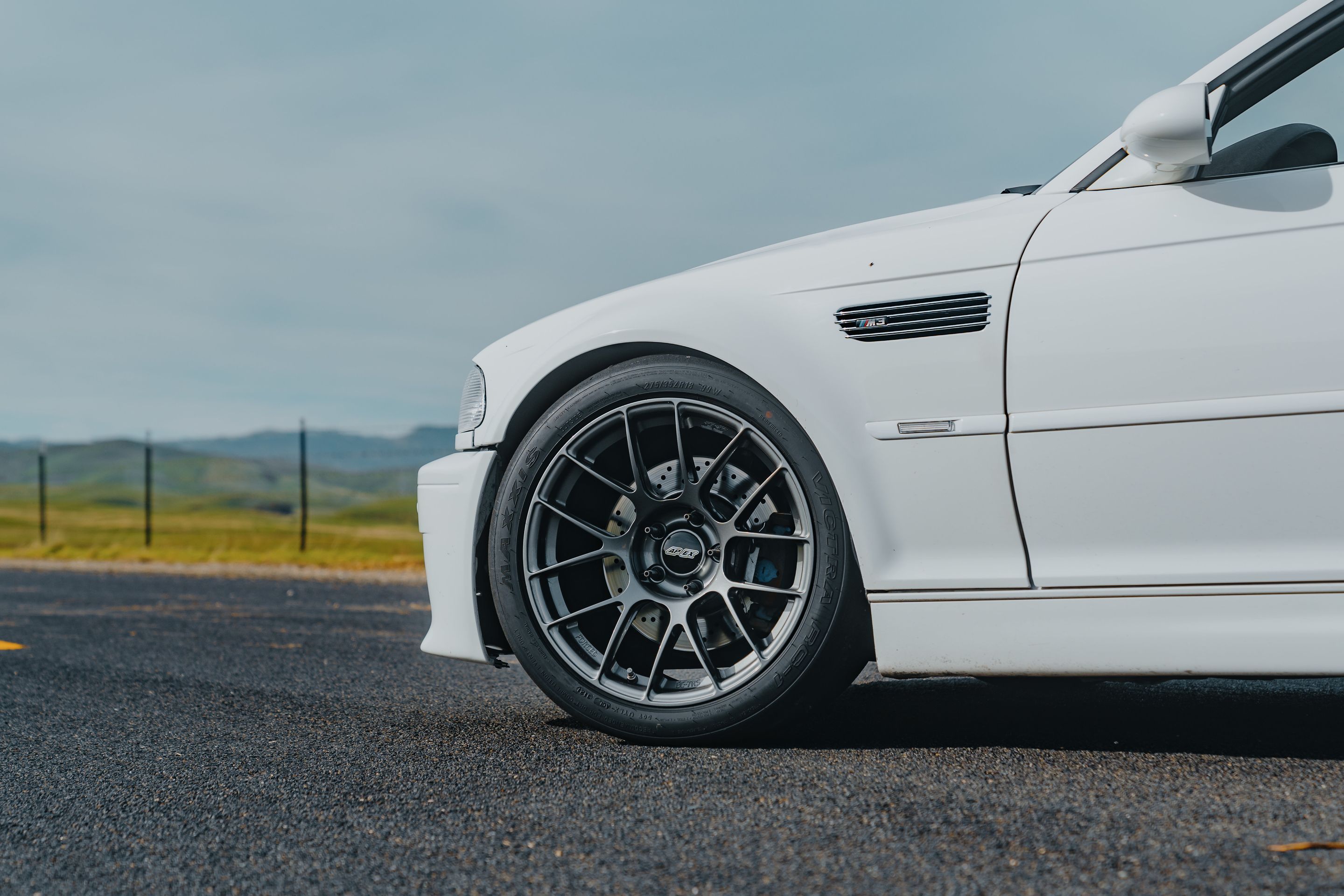 White BMW E46 M3 with 18" EC-7RS Apex wheels in Anthracite