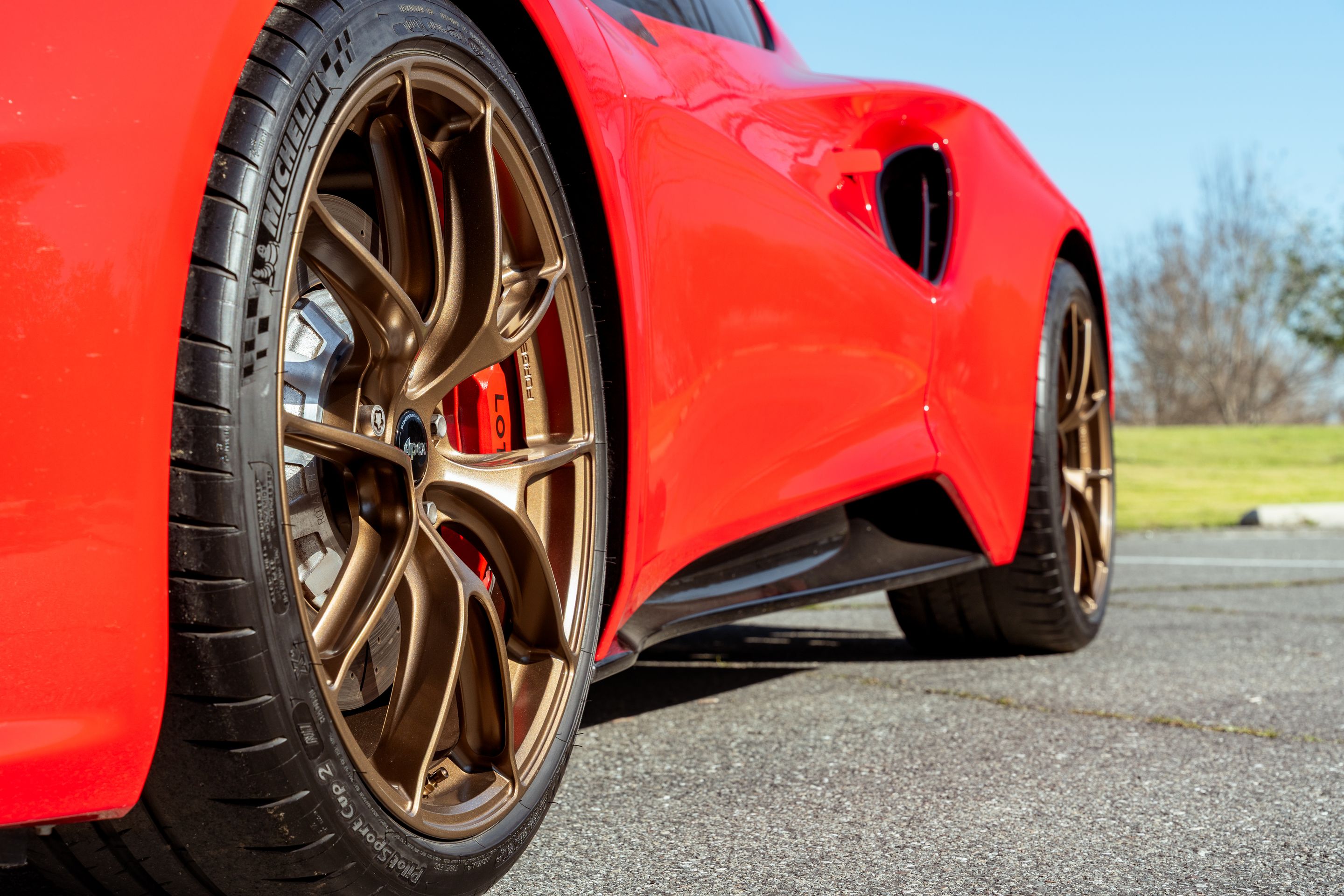 Red Lotus Emira with 20" VS-5RS Apex wheels in Anthracite