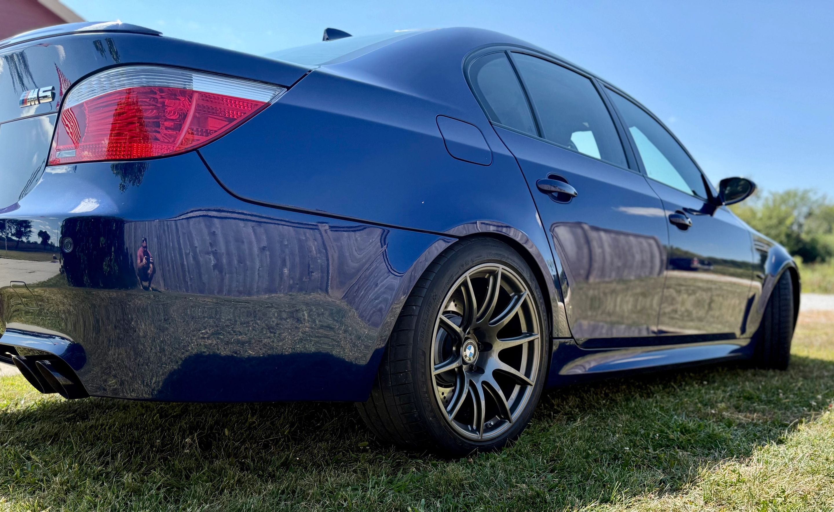 Blue BMW E60 M5 with 19" SM-10 Apex wheels in Anthracite