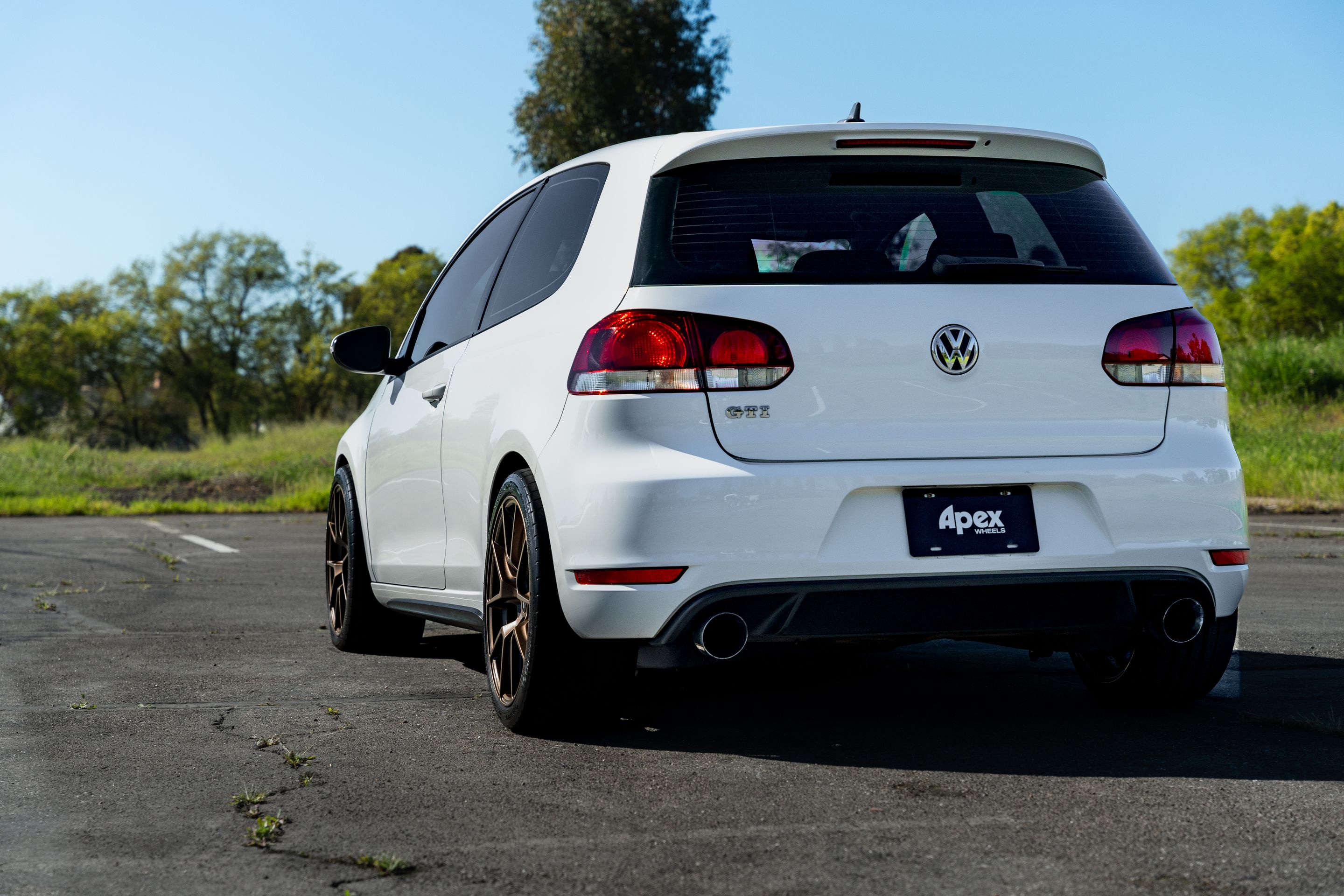 White VW MK6 GTI with 18" VS-5 Apex wheels in Satin Bronze