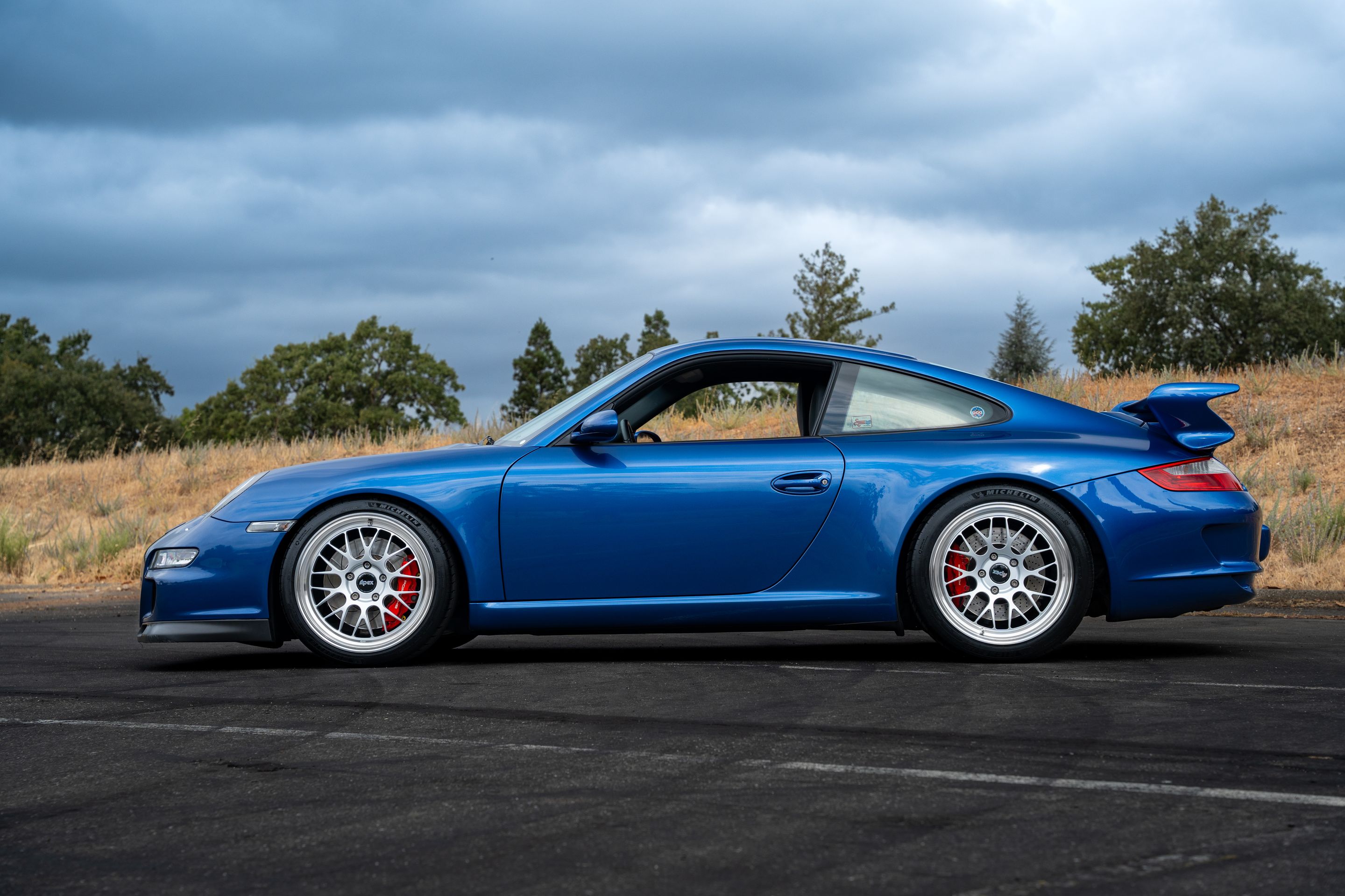 Blue Porsche 911 997 GT3 with 19" ML-10RT Apex wheels in Machined Lip Race Silver