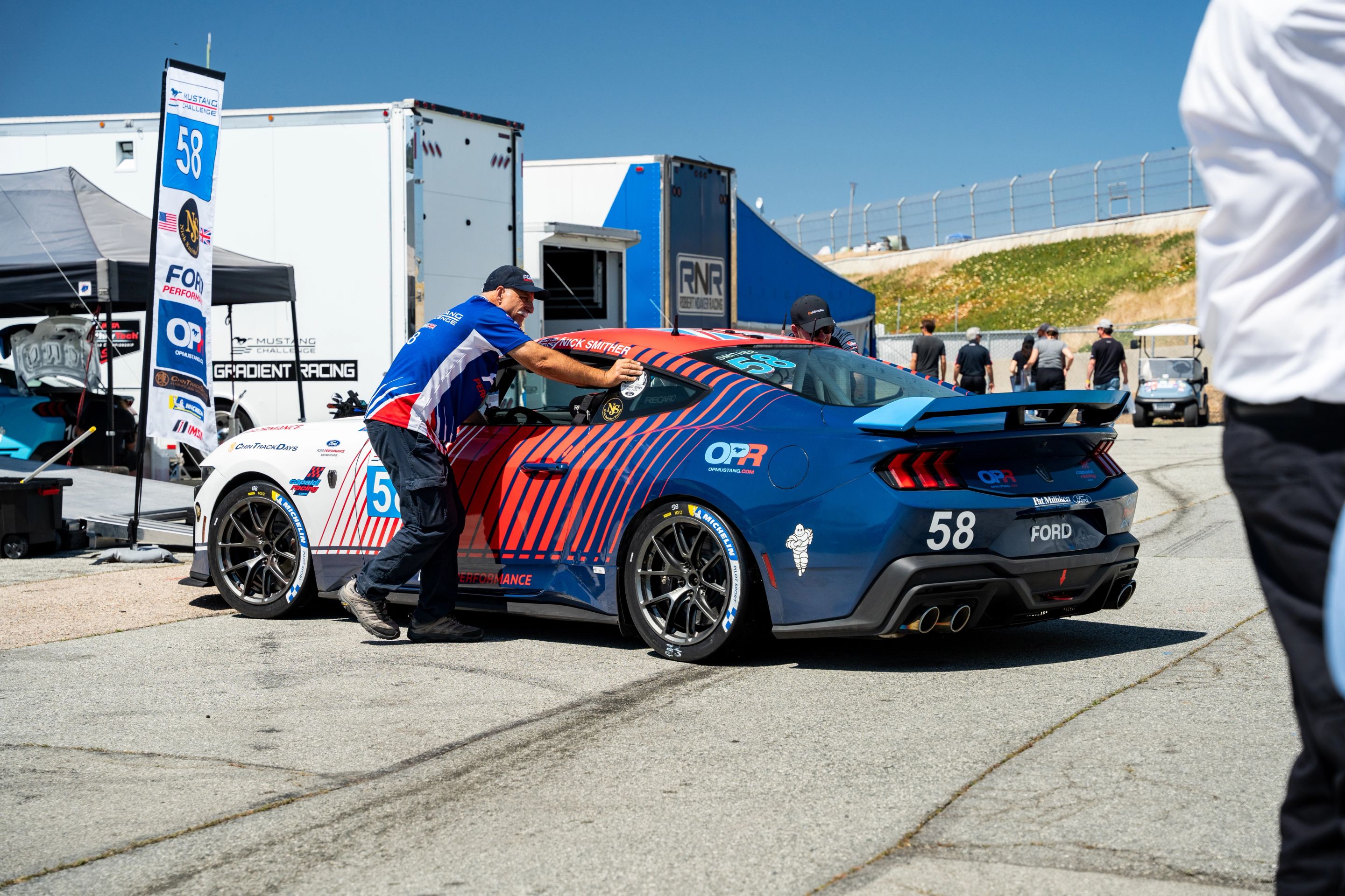 White Ford Performance Mustang Dark Horse R with 18" VS-5RE Apex wheels in Anthracite