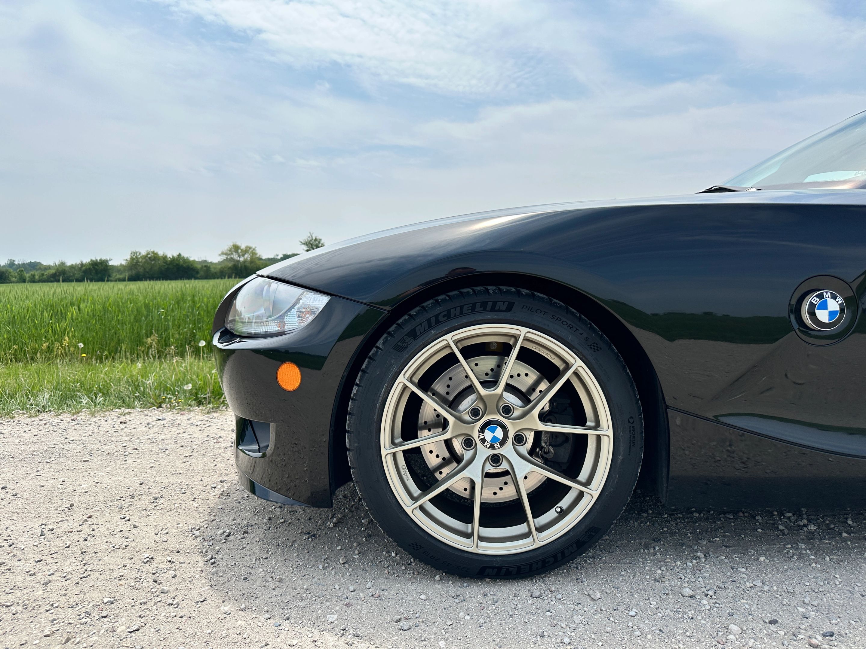 Black BMW E85 Roadster Z4 M with 18" VS-5RS Apex wheels in Motorsport Gold