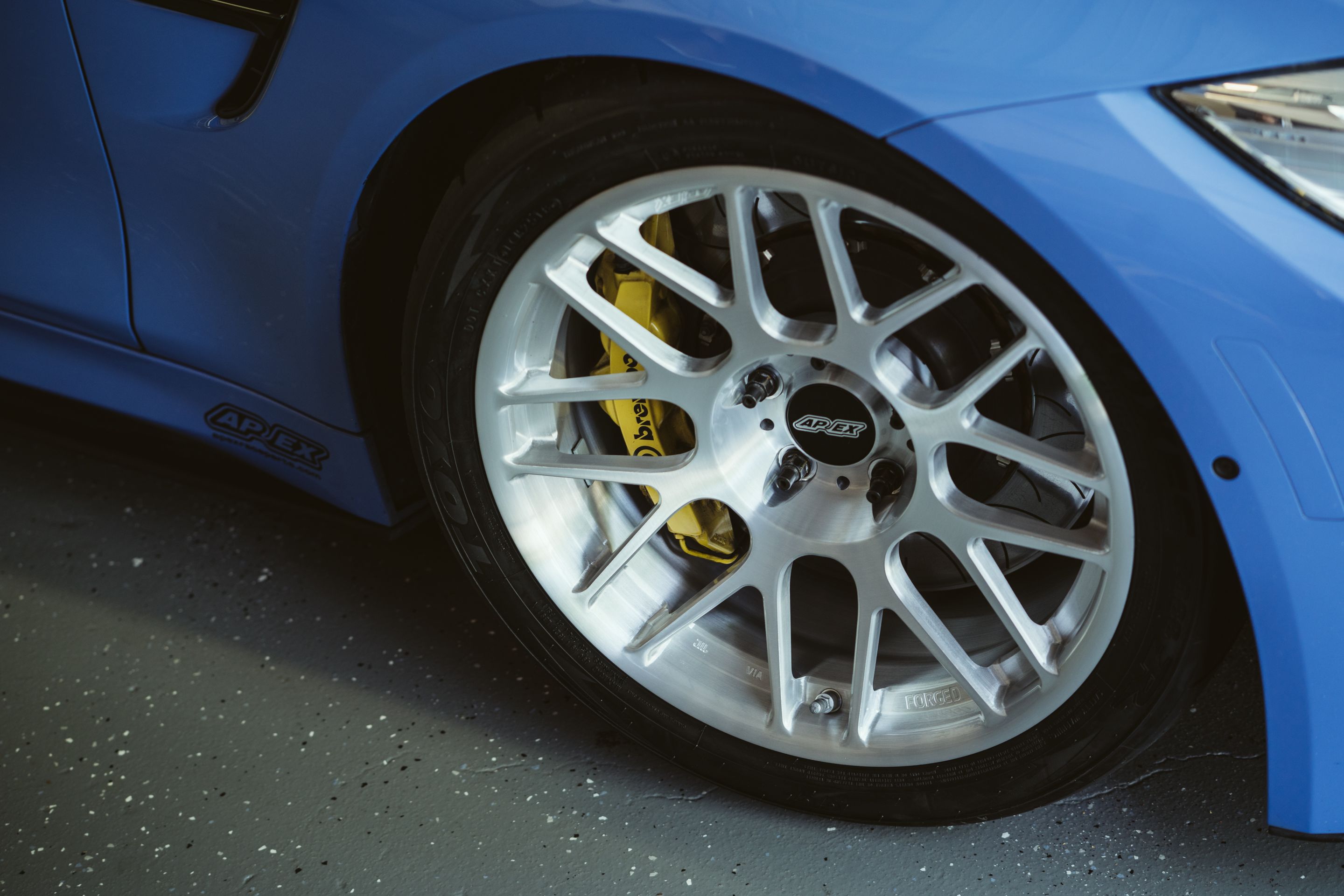 Blue BMW F82 Coupe M4 with 18" ARC-8R Apex wheels in Brushed Clear