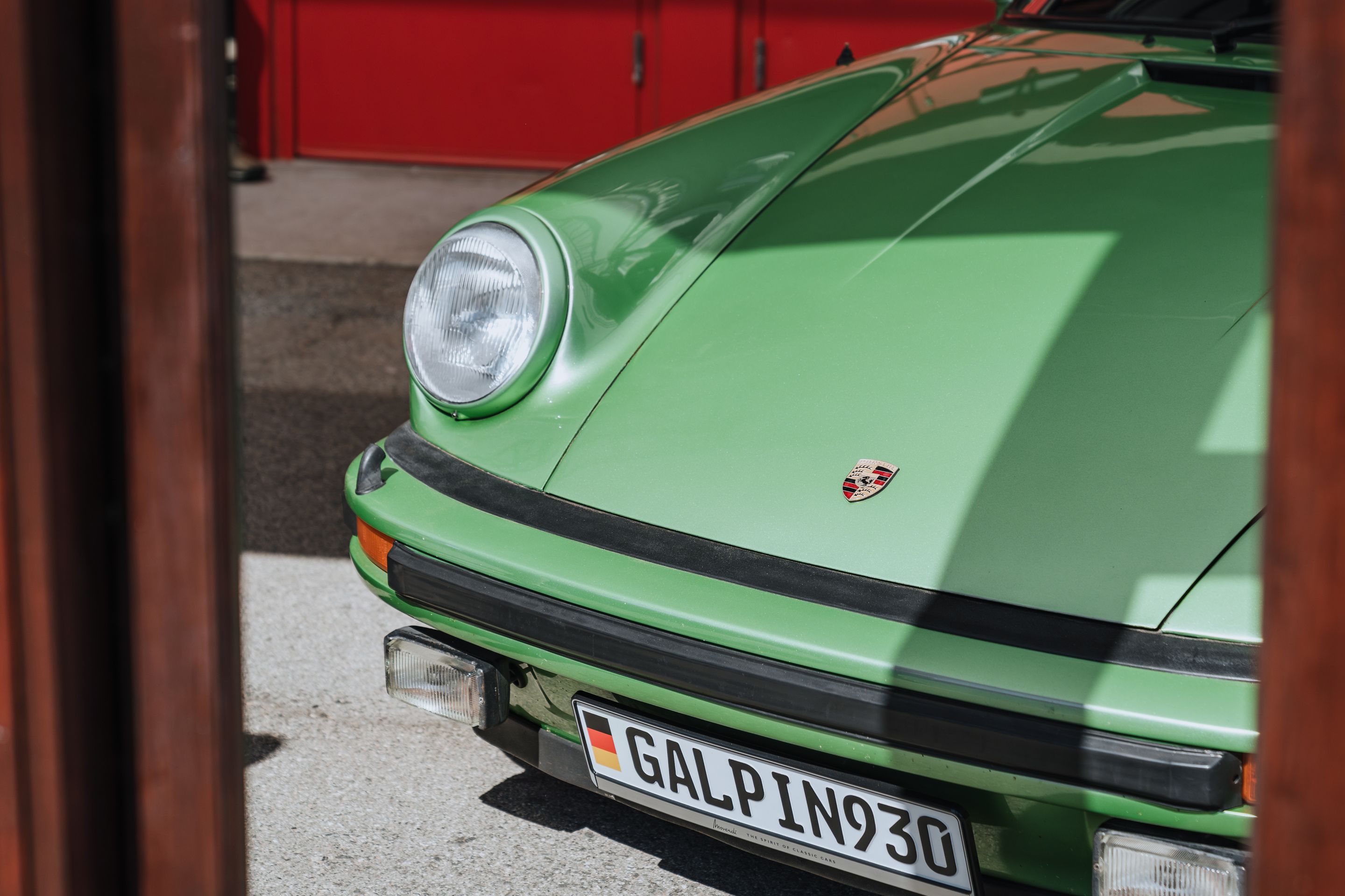 White Porsche 911 996 GT2 with 18" EC-7RS Apex wheels in Anthracite