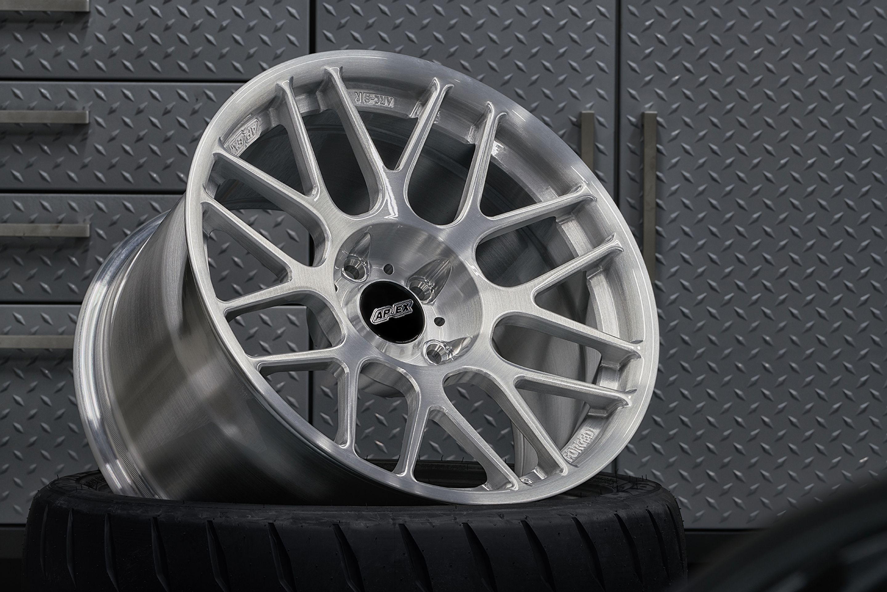 White Porsche 911 996 GT2 with 20" VS-5RS Apex wheels in Brushed Clear