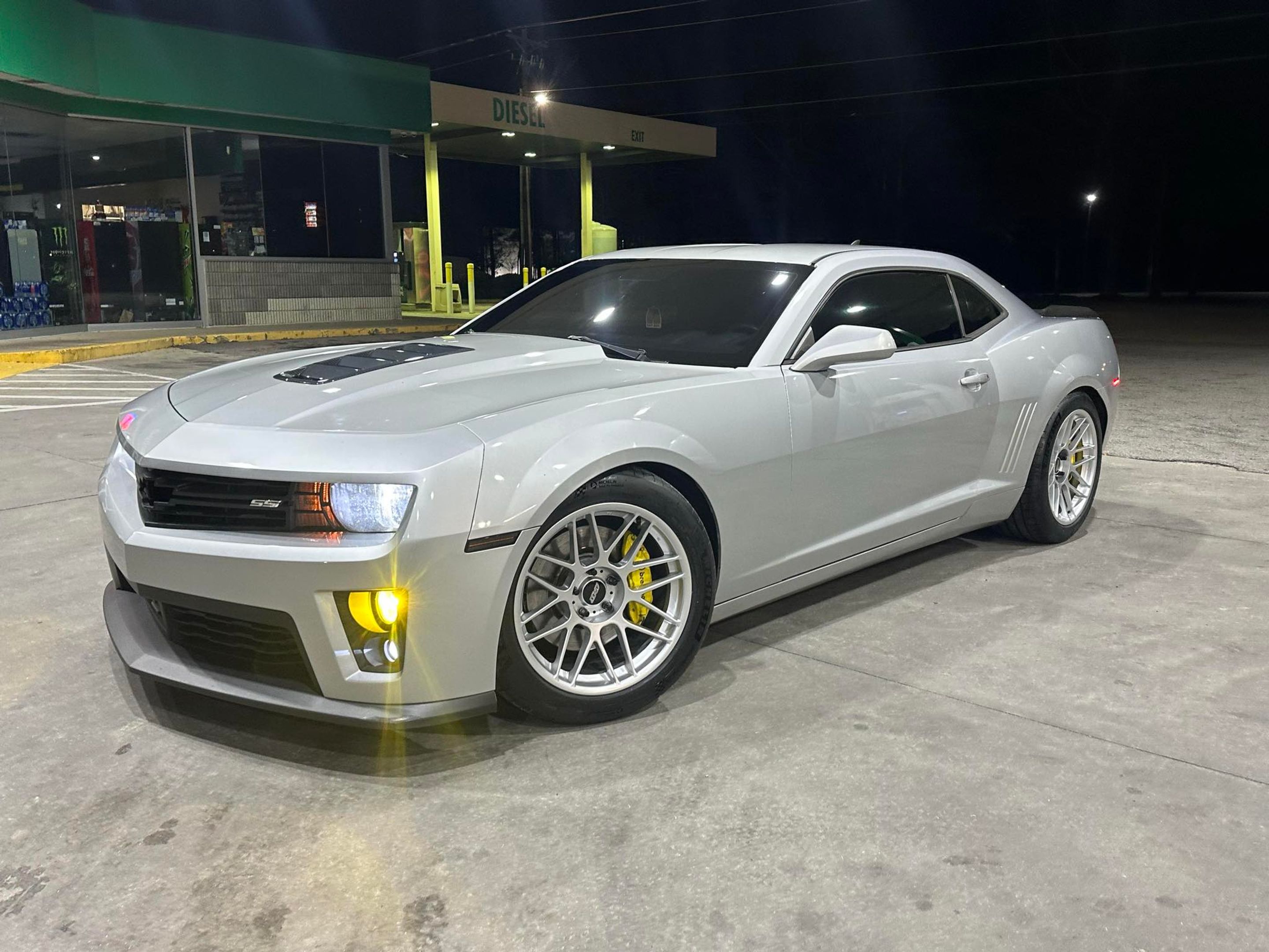 Silver Chevrolet 5th Gen Camaro SS with 19" ARC-8 Apex wheels in Hyper Silver