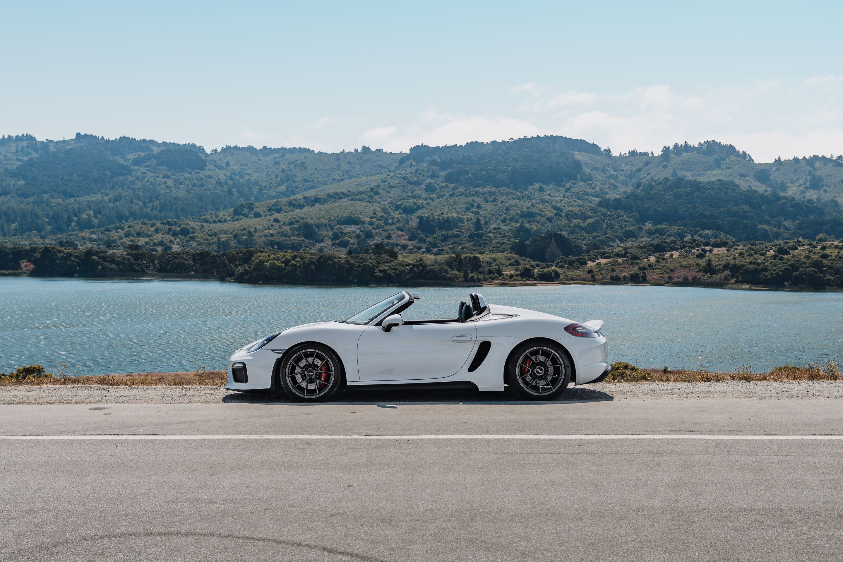 White Porsche 981 Spyder with 19" VS-5RS Apex wheels in Anthracite