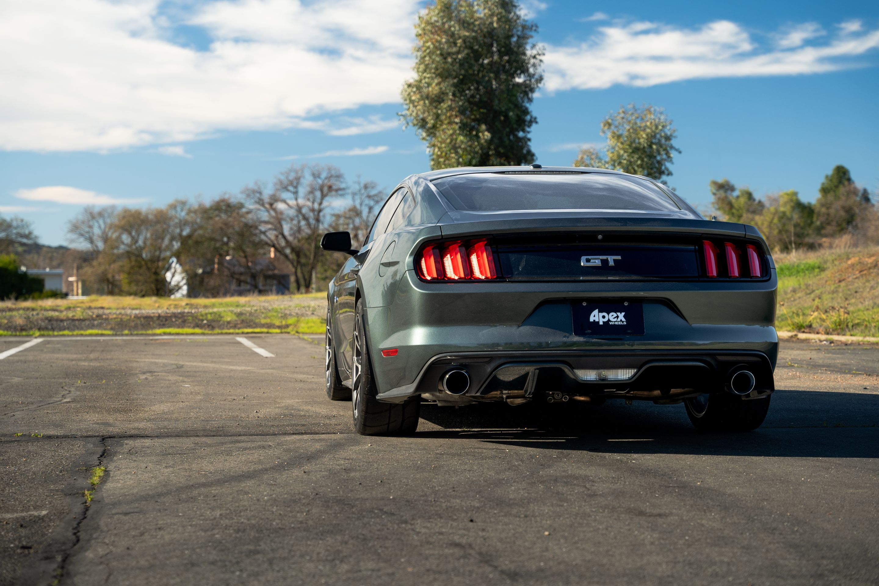 Green Ford S550 Mustang GT with 18" VS-5 Apex wheels in Anthracite
