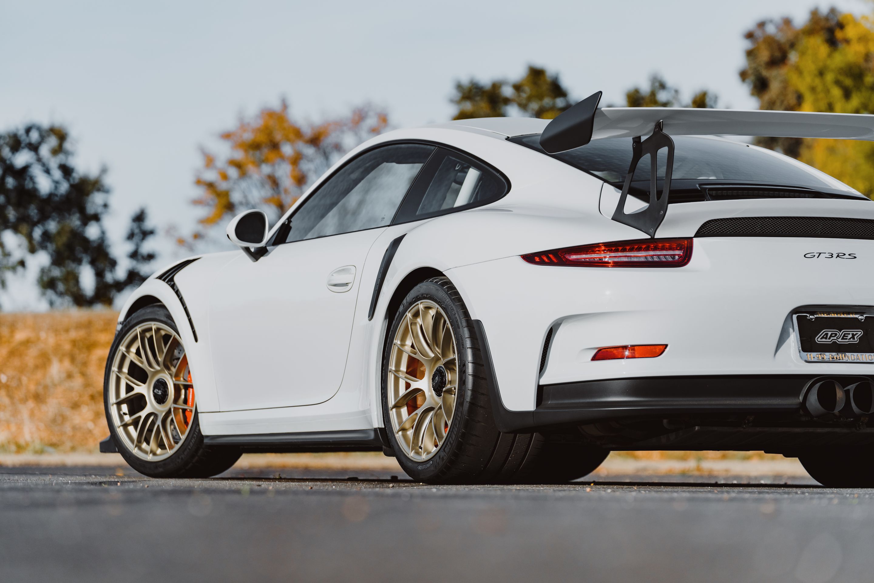 White Porsche 911 991.1 GT3 RS with 19" EC-7RS Apex wheels in Motorsport Gold