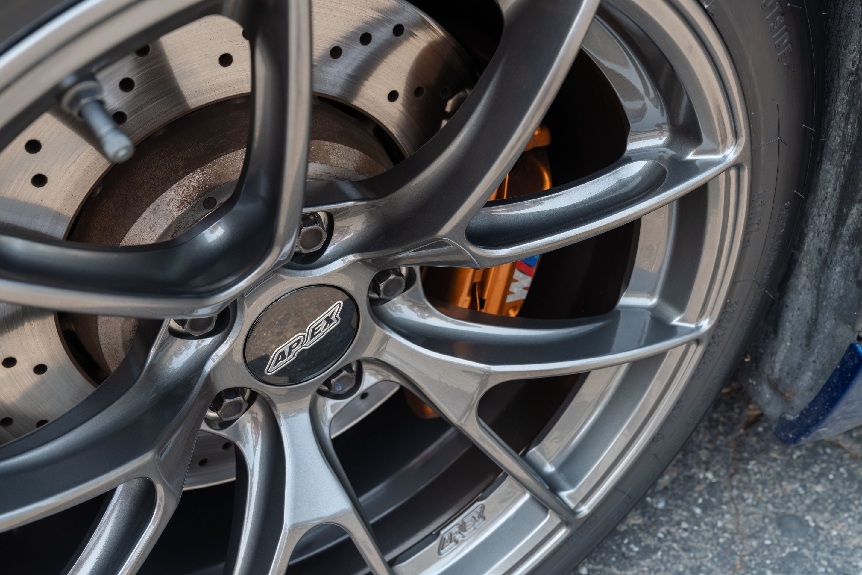 Blue BMW E92 Coupe M3 with 18" VS-5RS Apex wheels in Anthracite