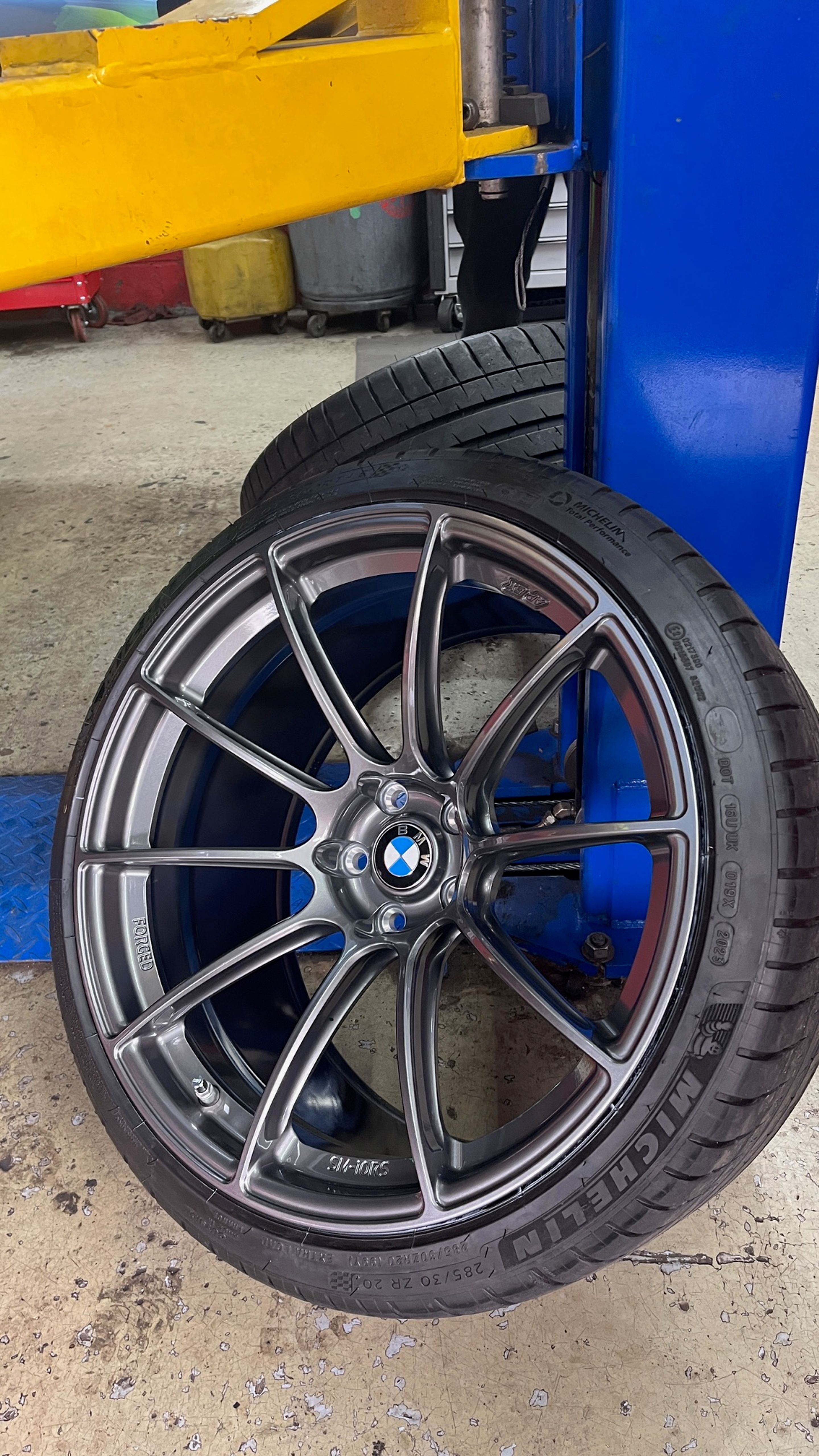 Blue BMW G87 M2 with 19"/20" SM-10RS Apex wheels in Anthracite