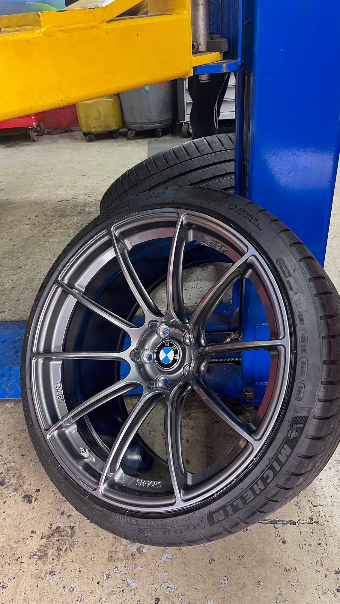 Blue BMW G87 M2 with 19"/20" SM-10RS Apex wheels in Anthracite