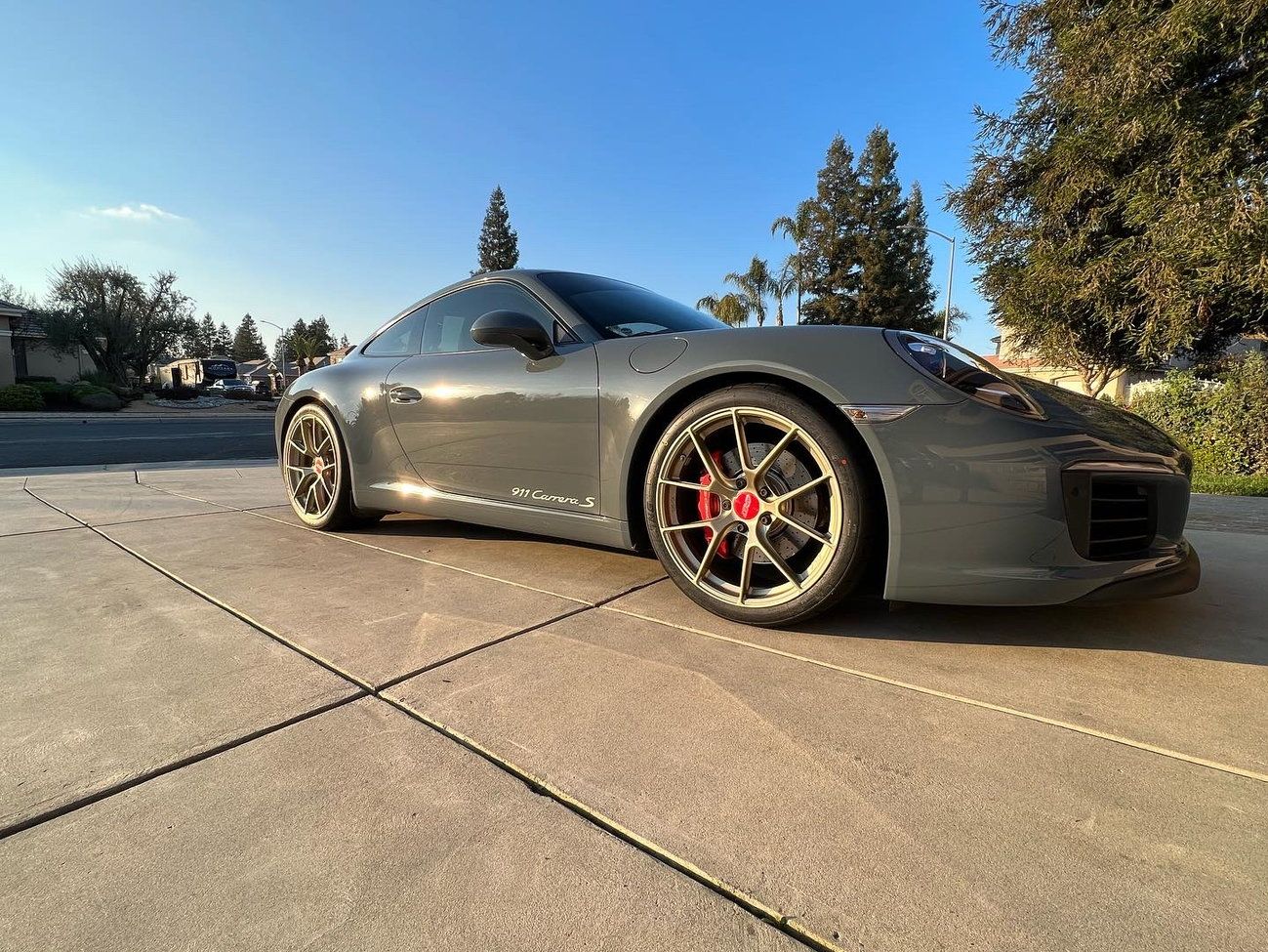 Grey Porsche 911 991.2 Carrera S with 20" VS-5RS Apex wheels in Motorsport Gold