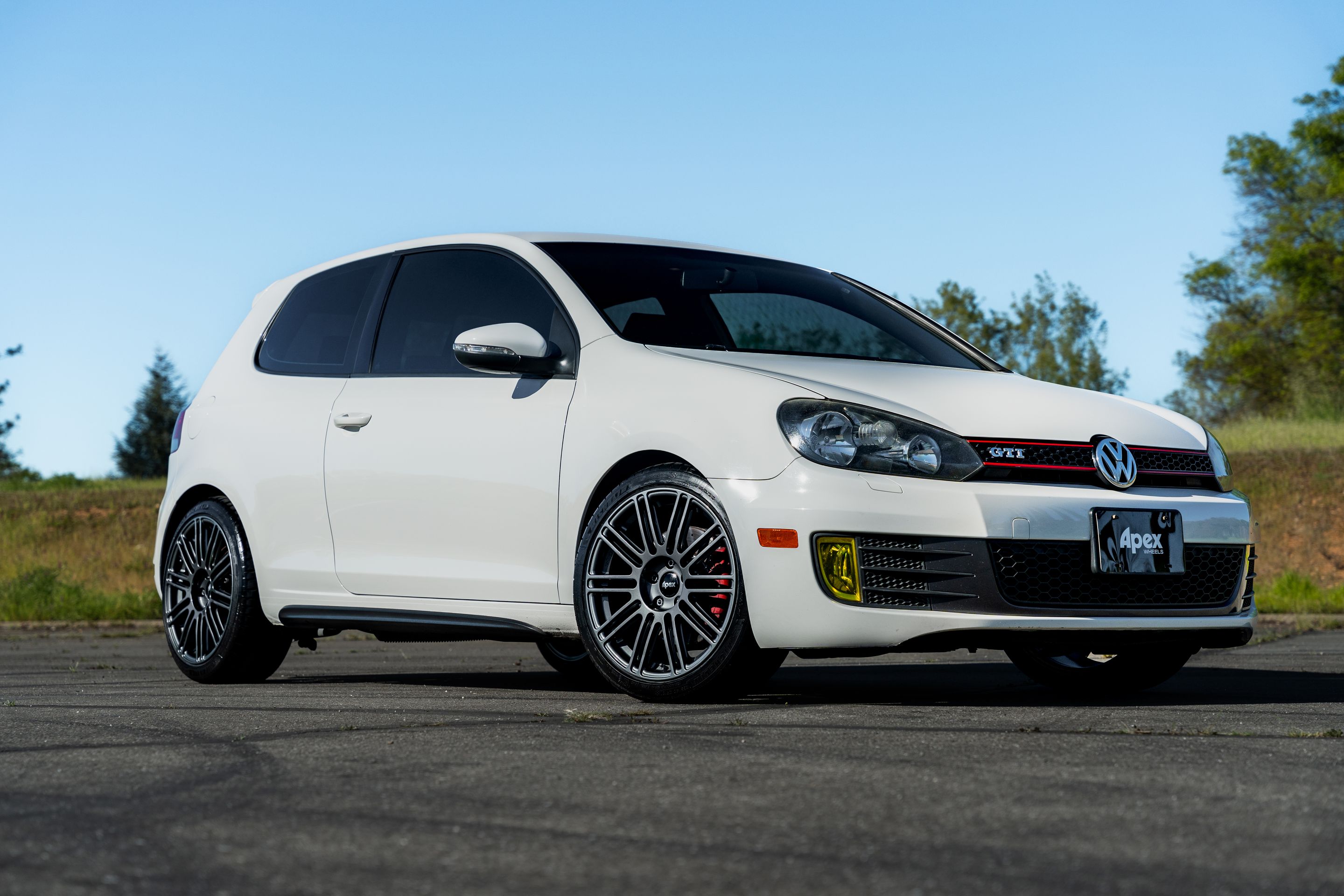 White VW MK6 GTI with 18" TC-10RT Apex wheels in Anthracite