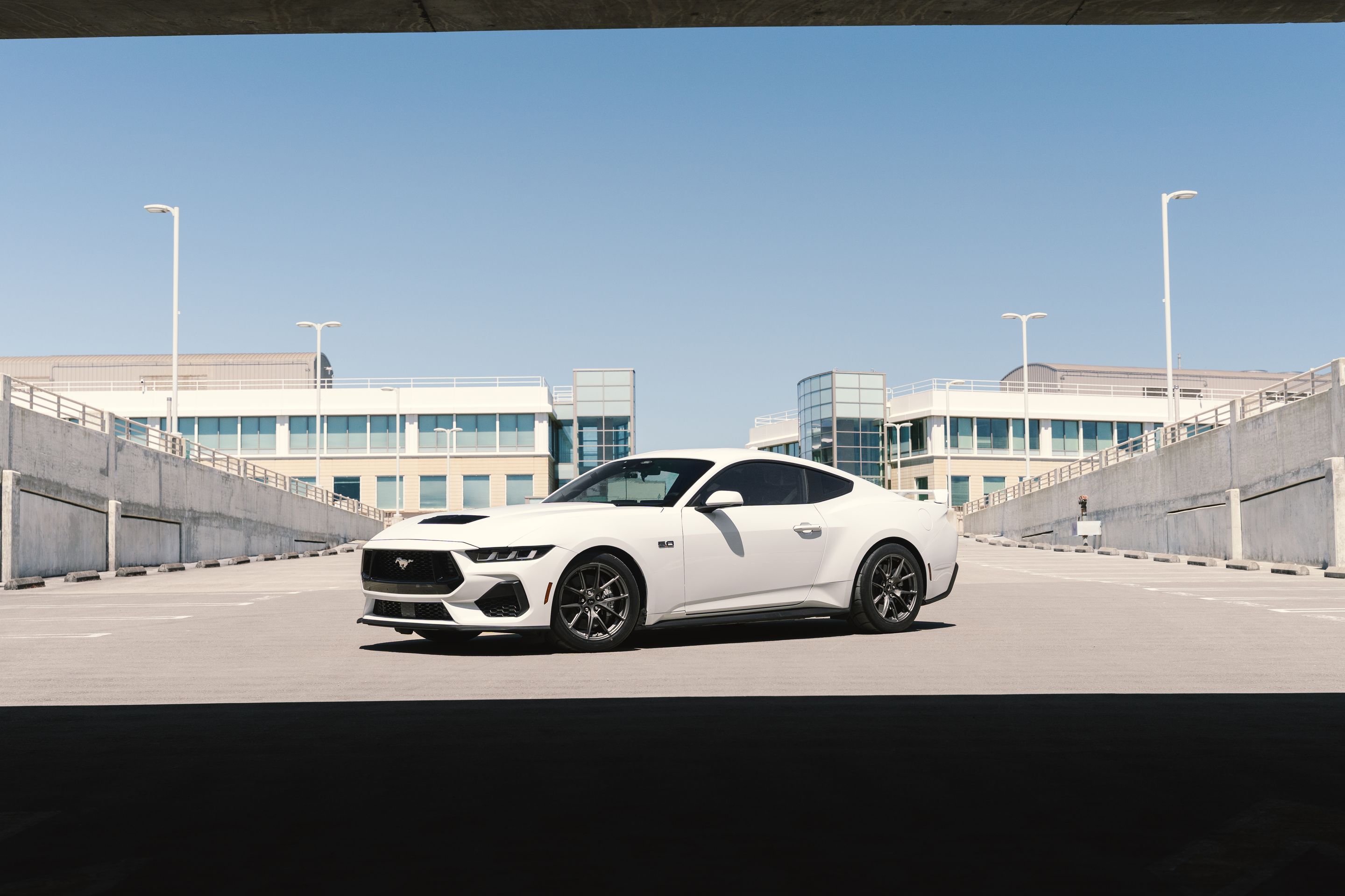 White Ford S650 Mustang GT with 18" VS-5 Apex wheels in Anthracite