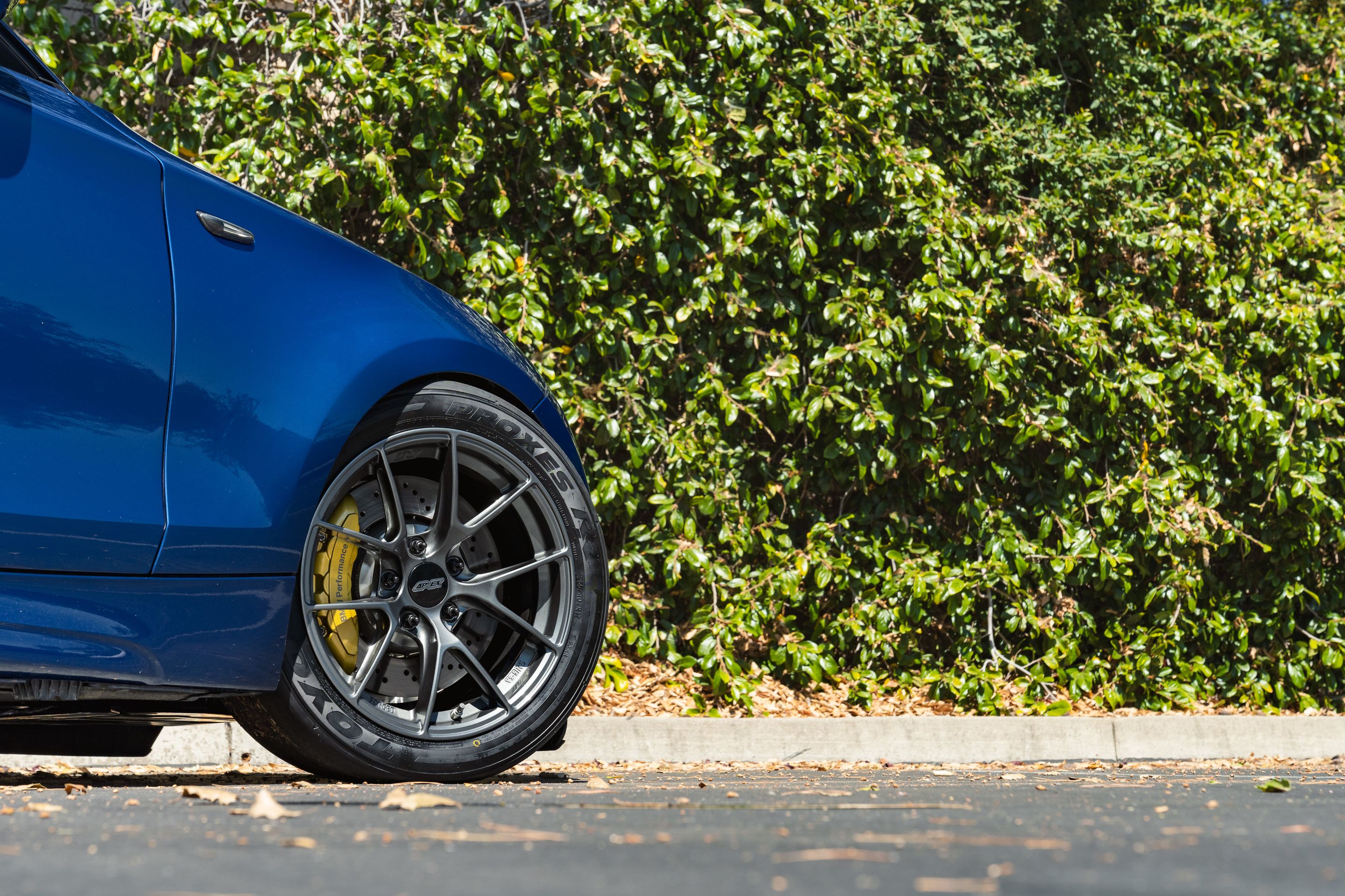 Blue BMW E82 Coupe 1 Series with 17" VS-5RS Apex wheels in Anthracite