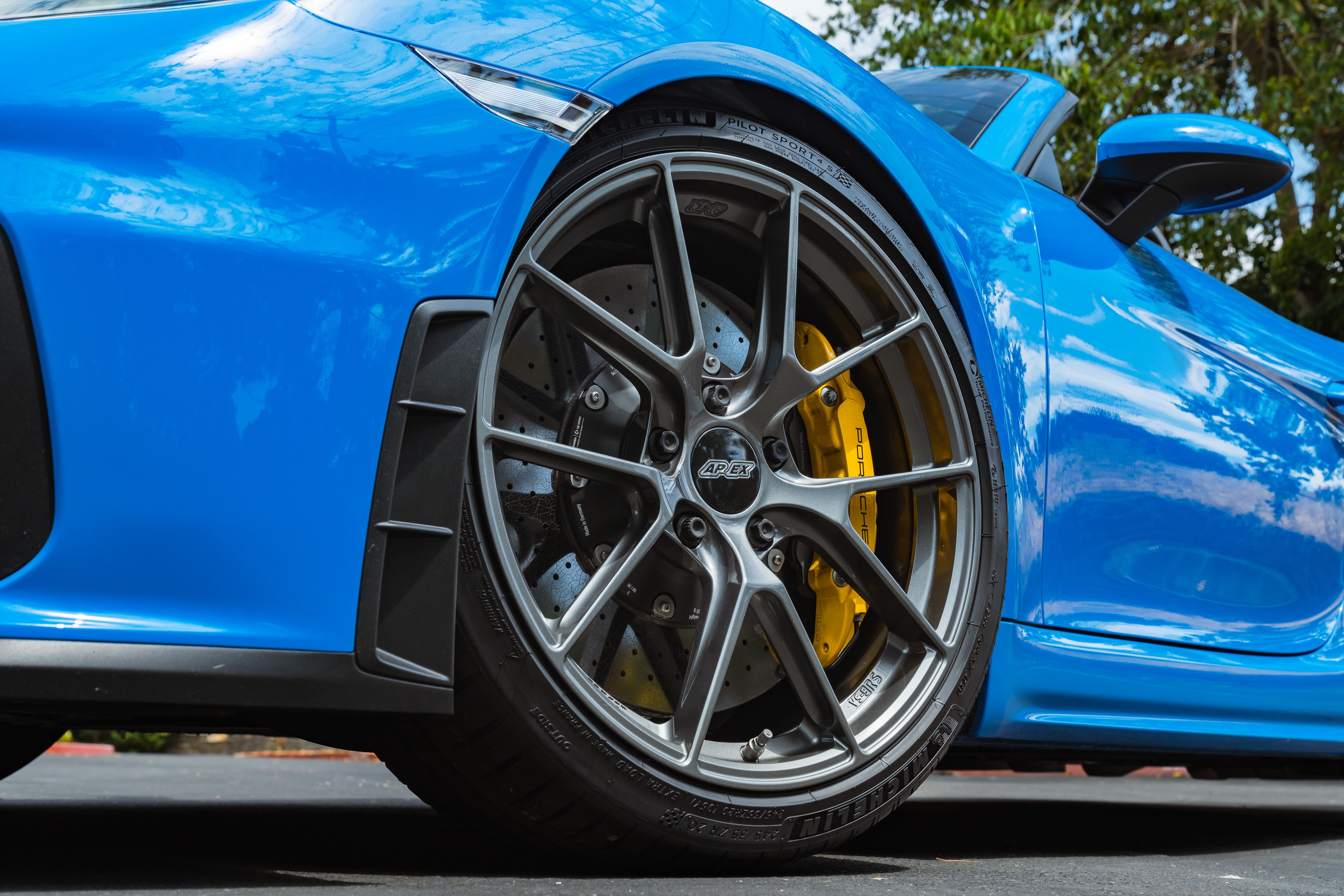 Porsche 718 Spyder with 20