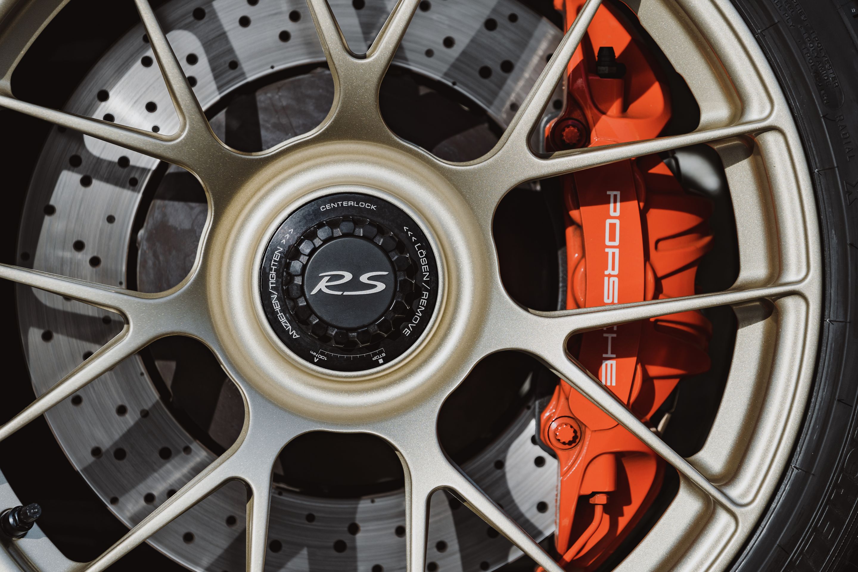 White Porsche 911 991.1 GT3 RS with 19" EC-7RS Apex wheels in Motorsport Gold