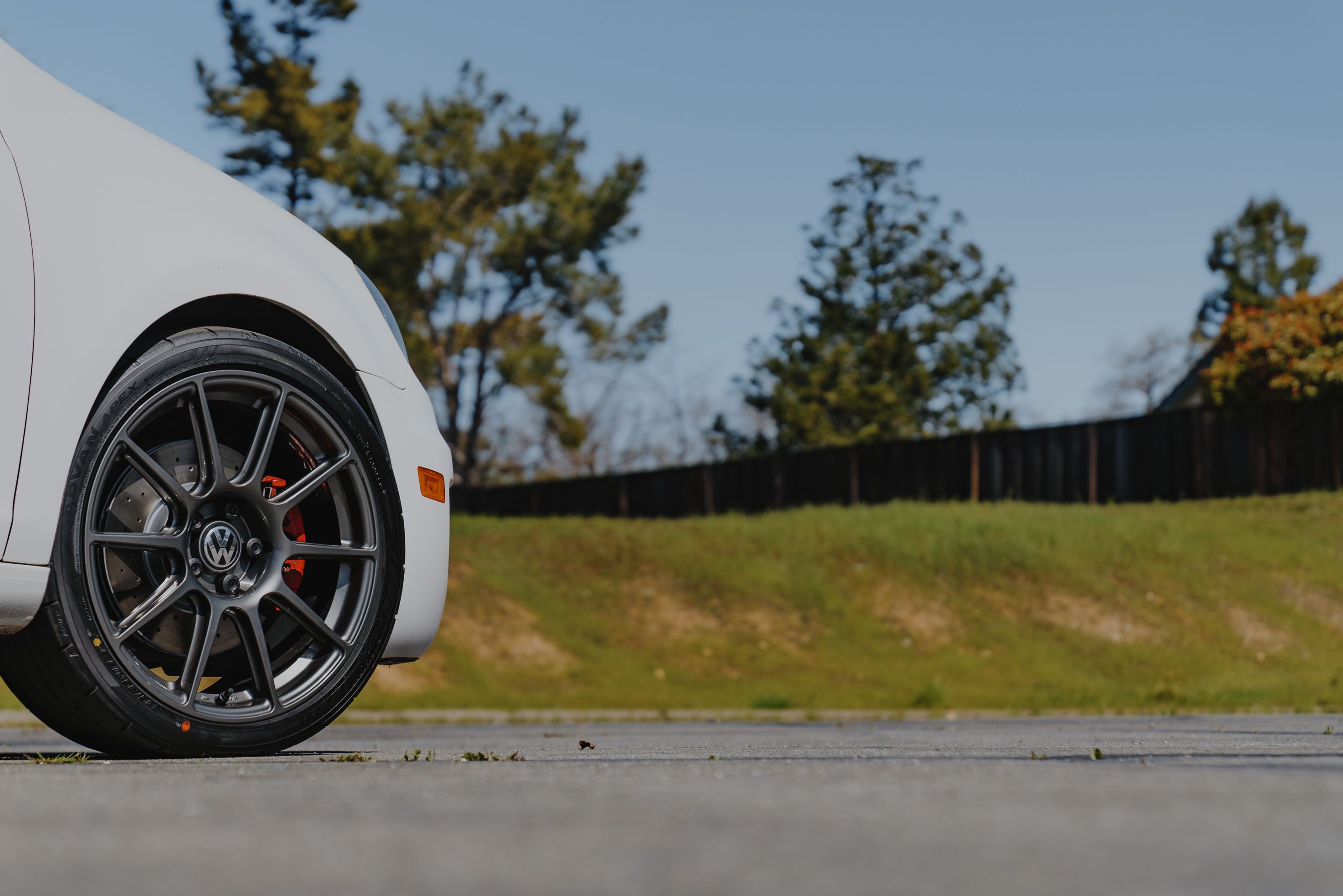 White VW MK6 GTI with 18" SM-10 Apex wheels in Anthracite