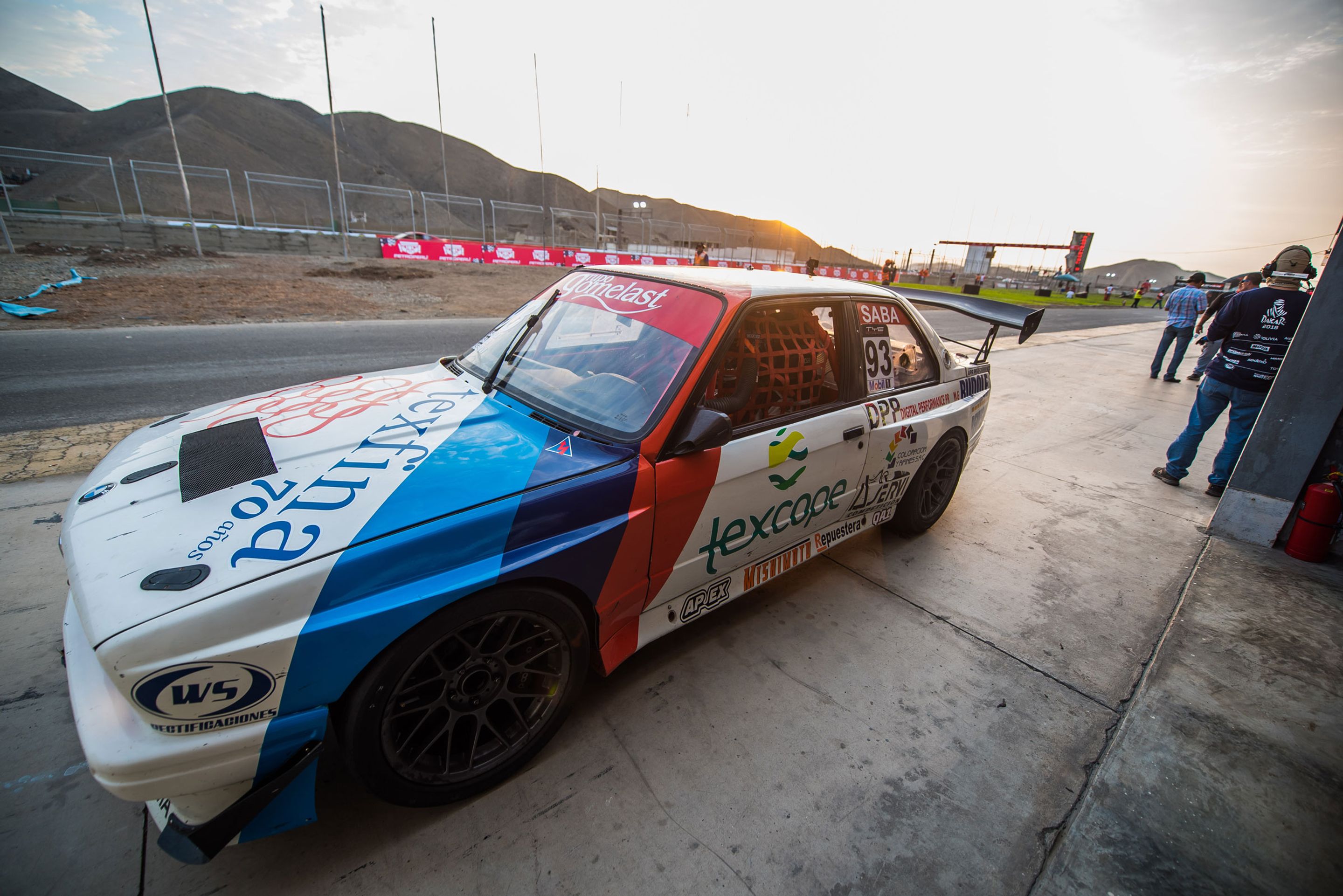 Race Livery BMW E30 M3 with 17" ARC-8 Apex wheels in Anthracite