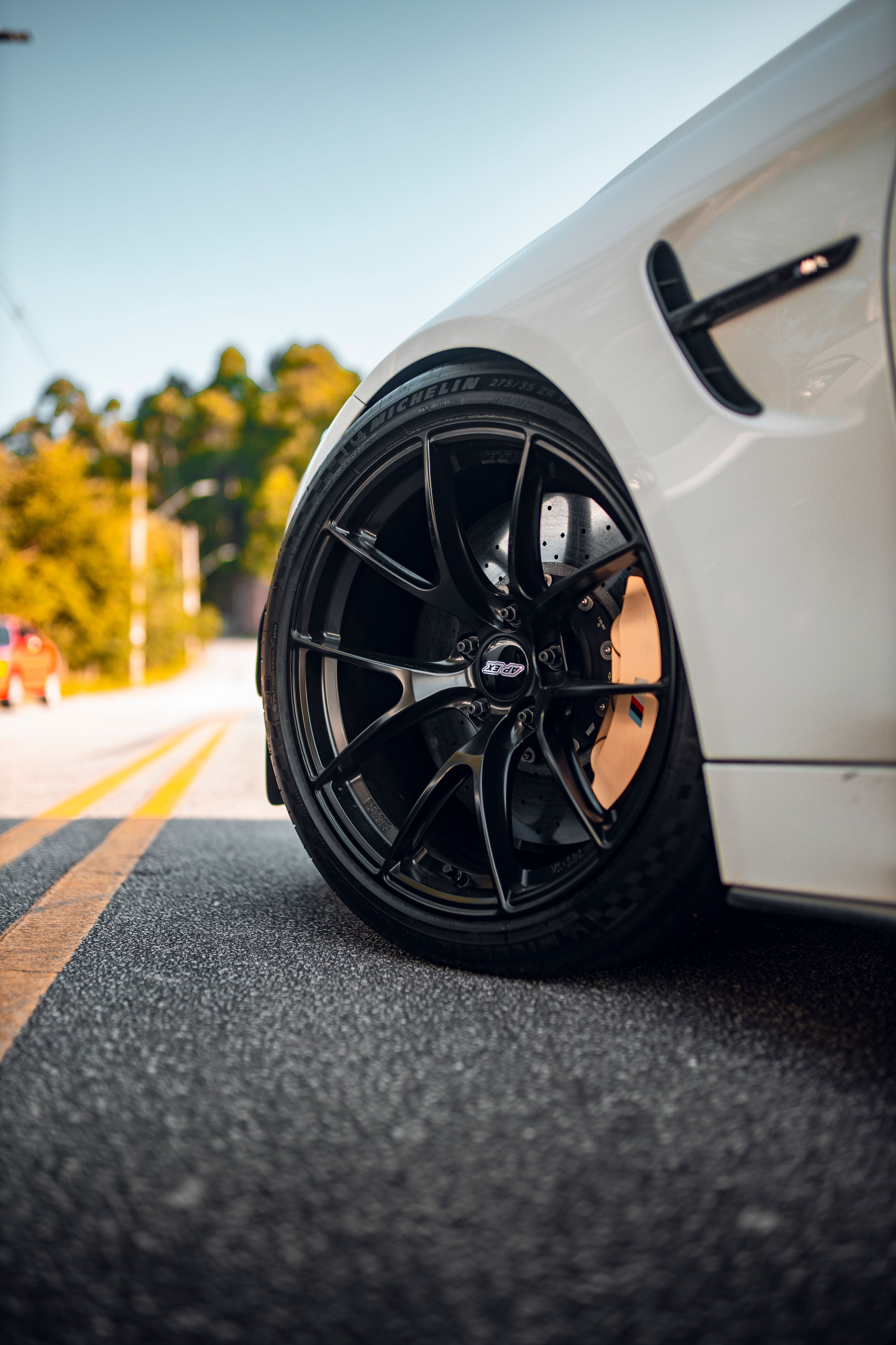 White BMW F82 Coupe M4 with 19"/20" VS-5RS Apex wheels in Satin Black