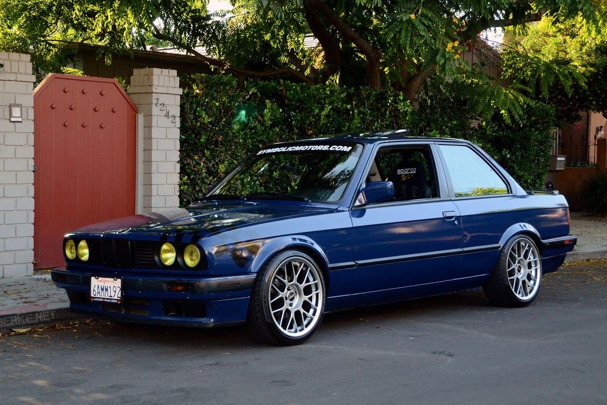 Blue BMW E30 3 Series with 17" ARC-8 Apex wheels in Hyper Silver