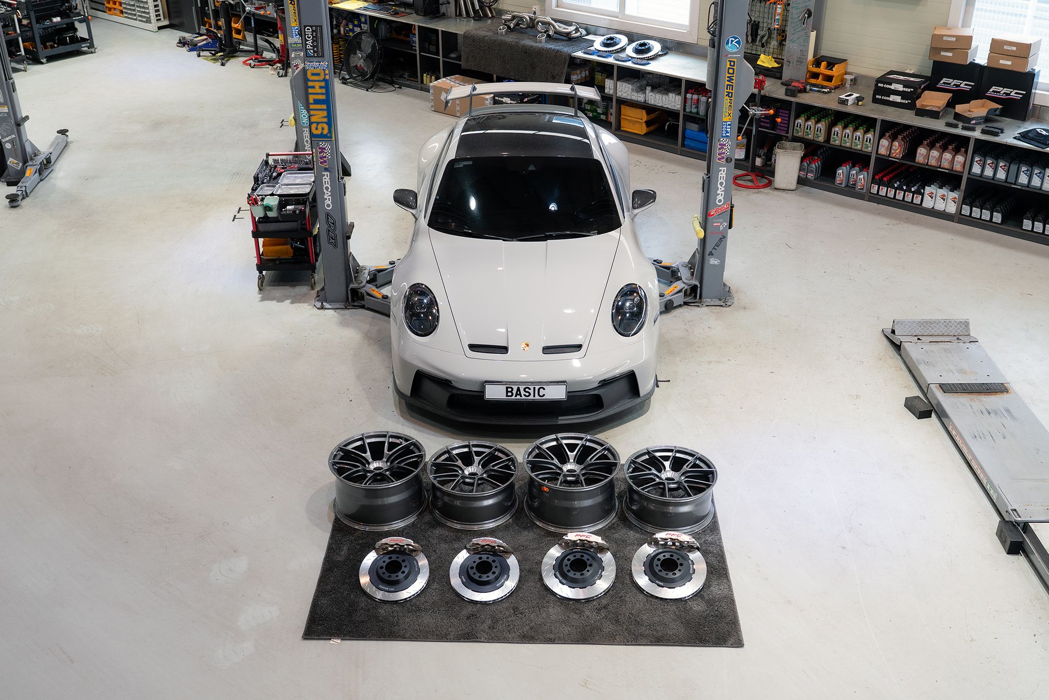 Grey Porsche 911 992.1 GT3 with 20"/21" VS-5RS Apex wheels in Anthracite