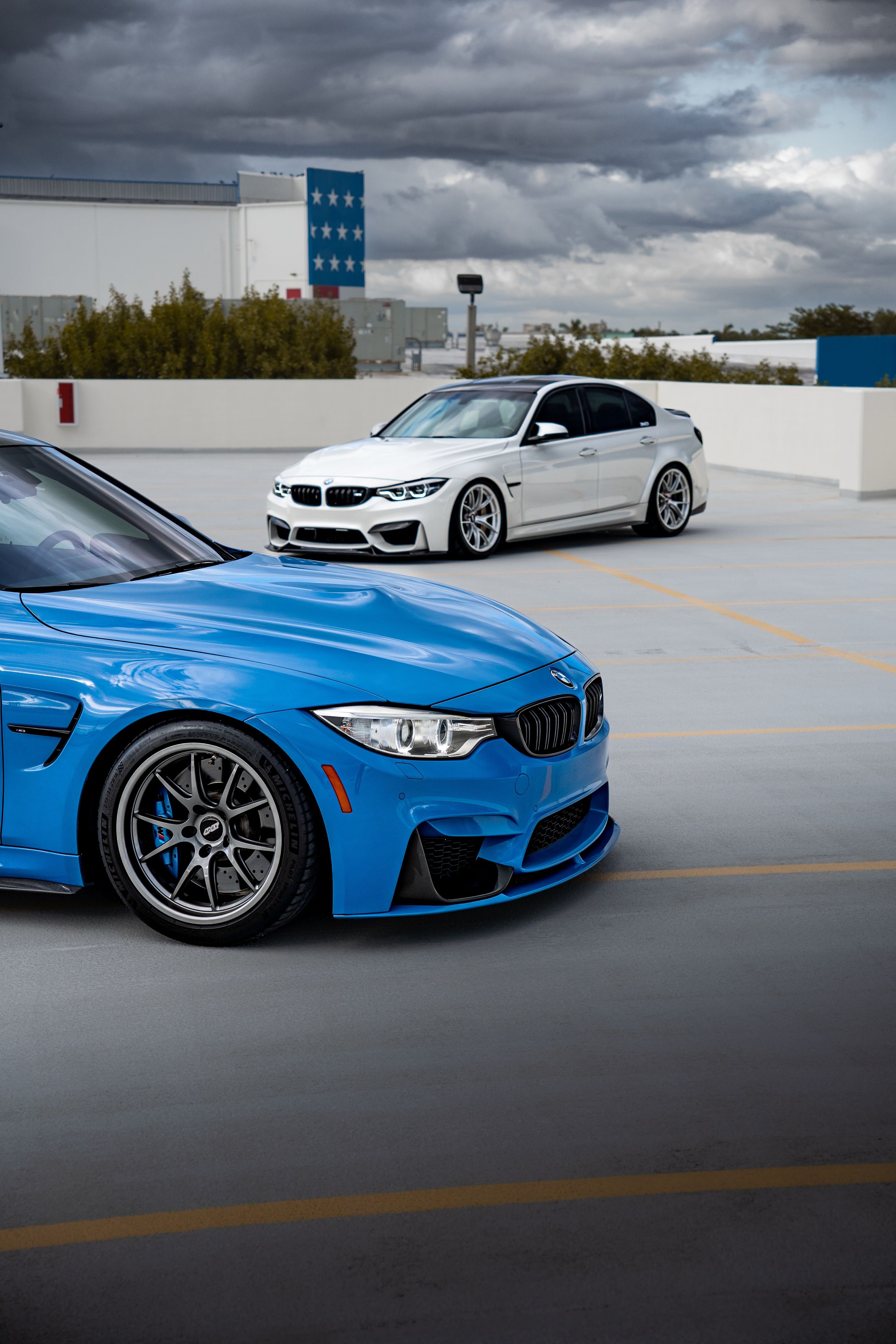 Blue BMW F80 M3 with 18" FL-5 Apex wheels in Anthracite