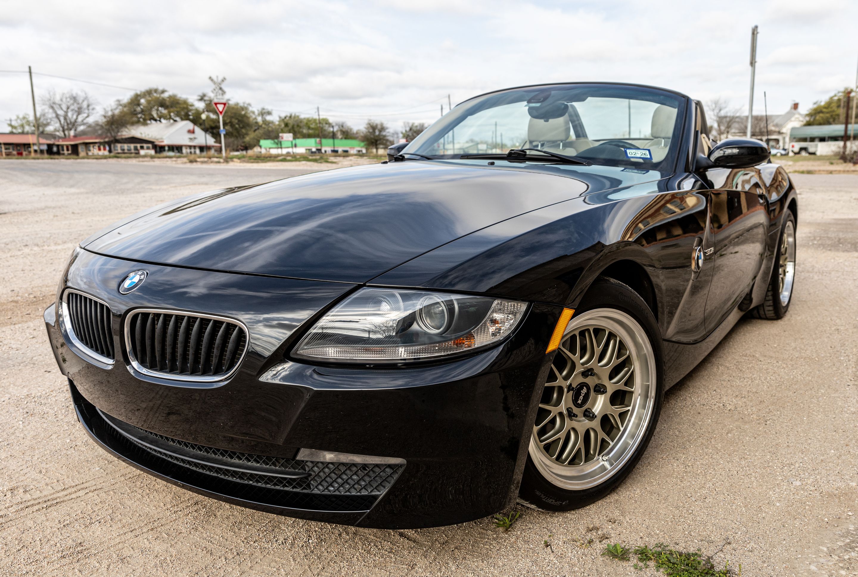 Black BMW E85 Roadster Z4 with 17" ML-10RT Apex wheels in Machined Lip Gloss Motorsport Gold