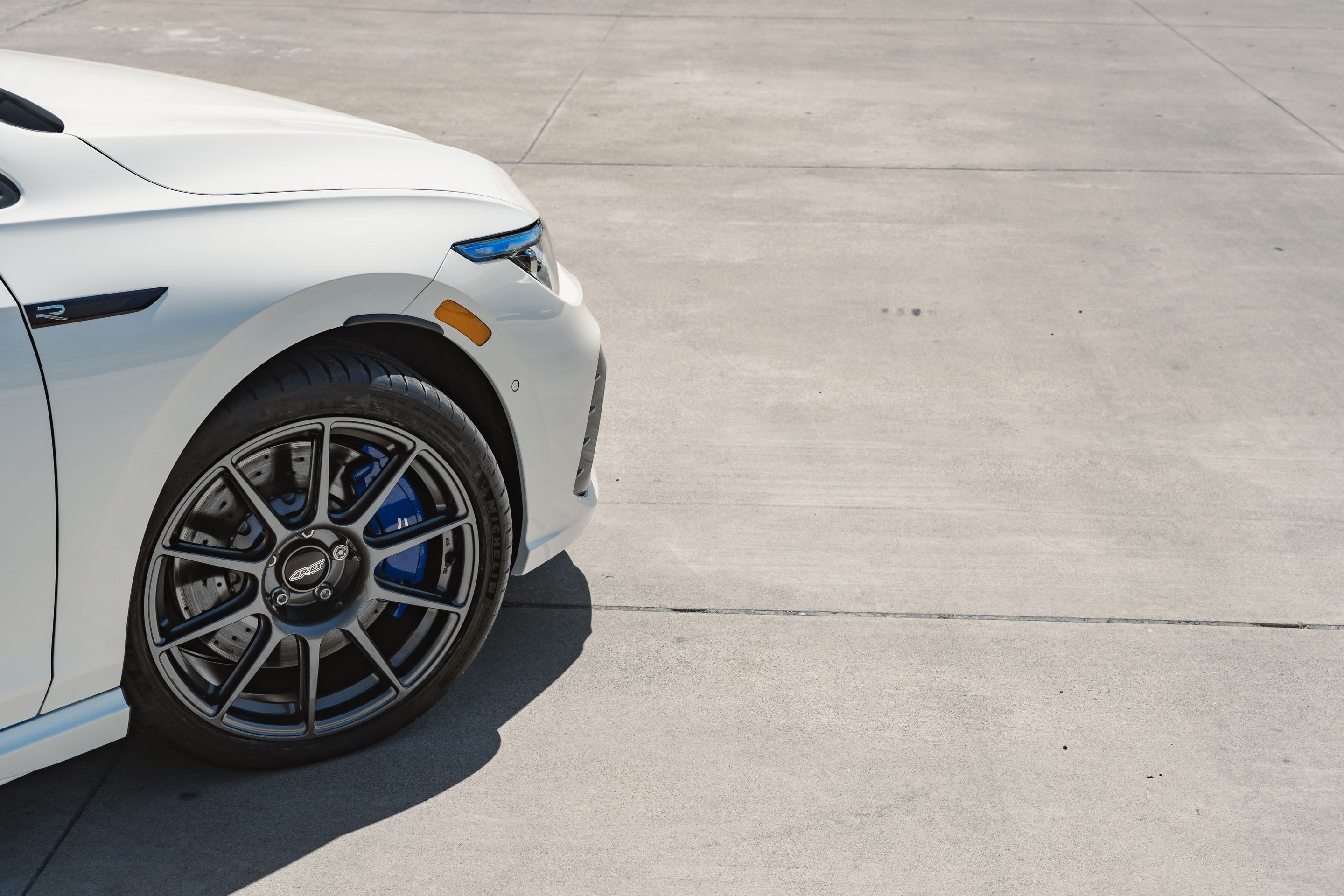 White VW MK8 Golf R with 18" SM-10 Apex wheels in Anthracite