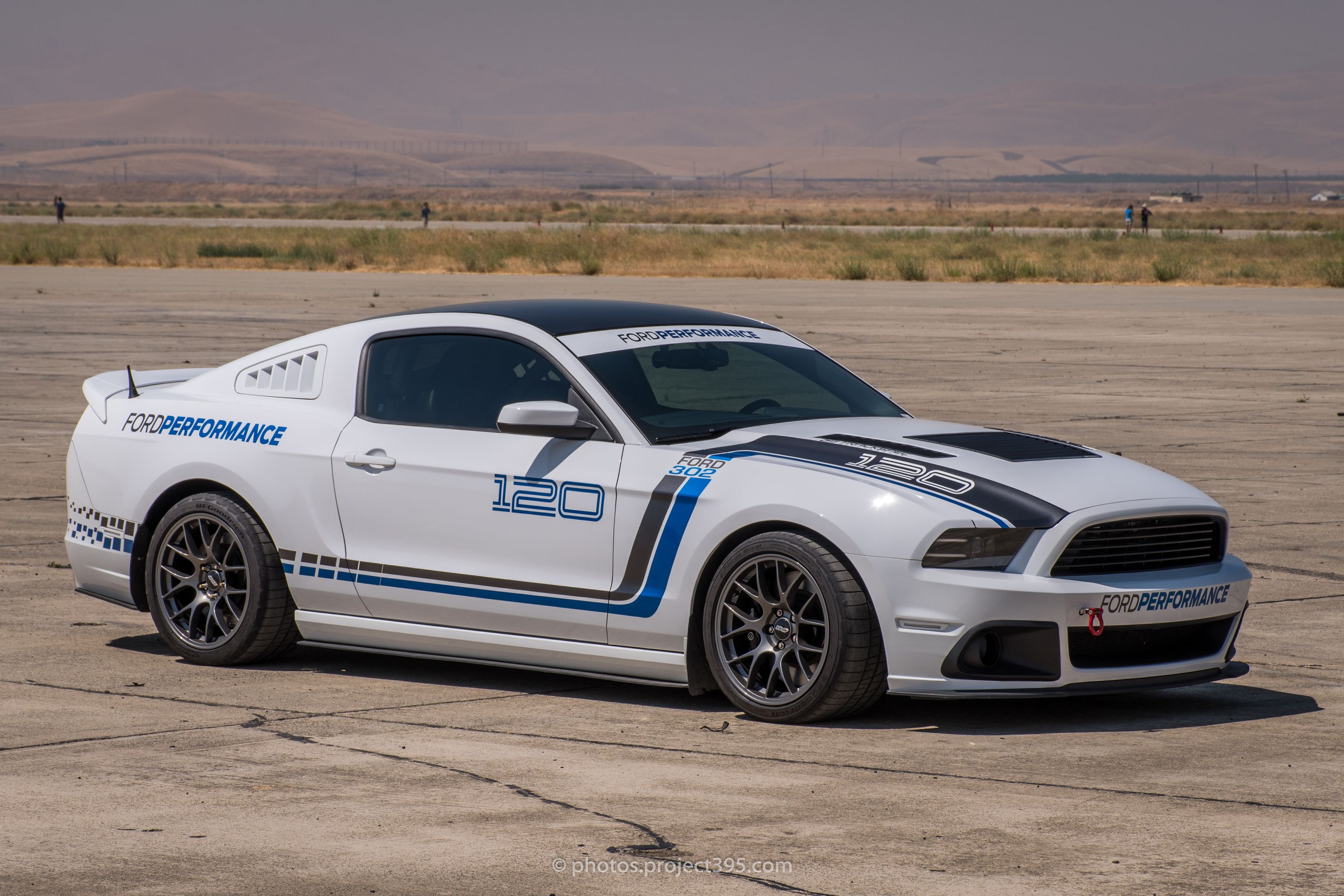 White Ford S197 Mustang GT with 18" EC-7 Apex wheels in Anthracite