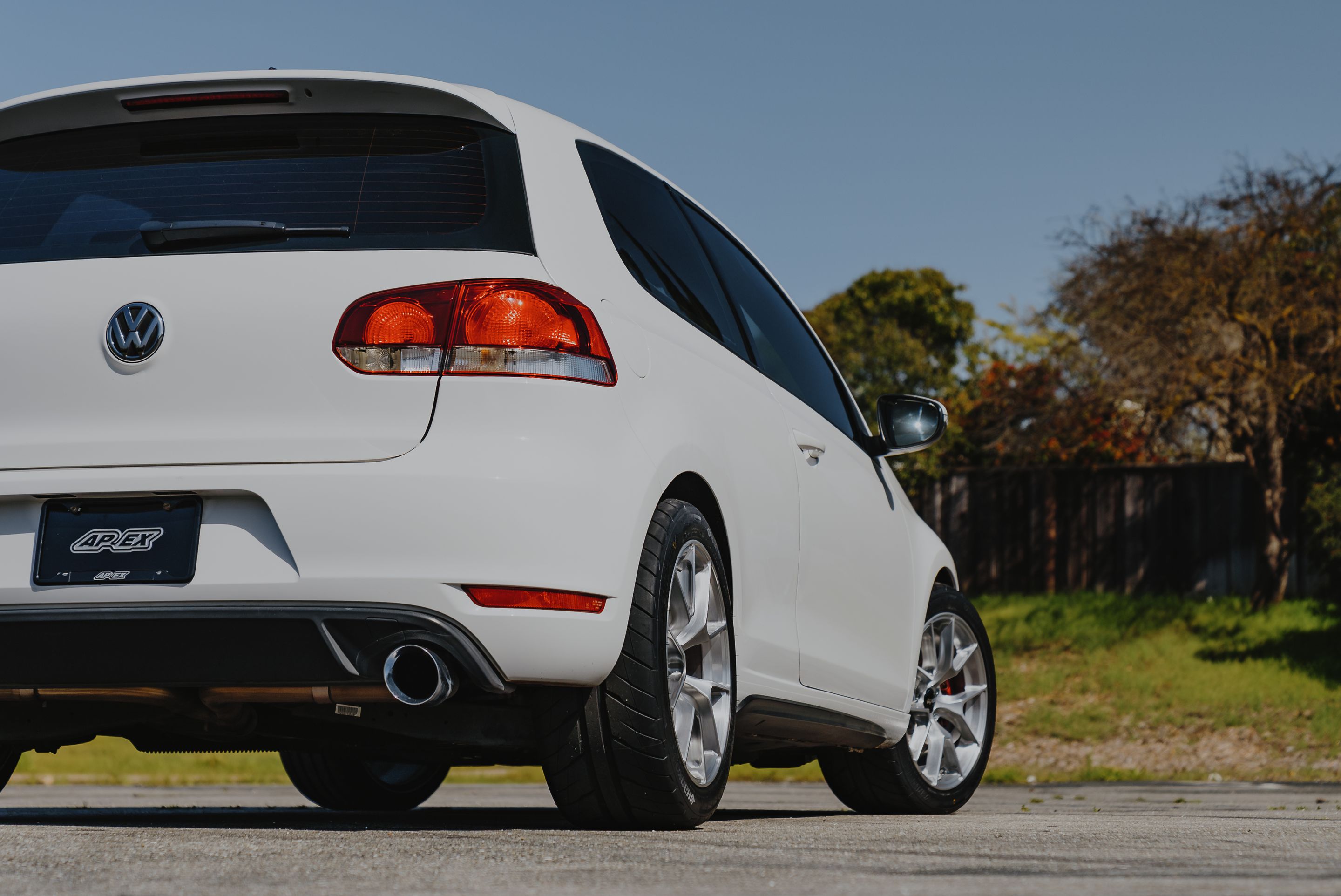 White VW MK6 GTI with 17" VS-5RS Apex wheels in Brushed Clear