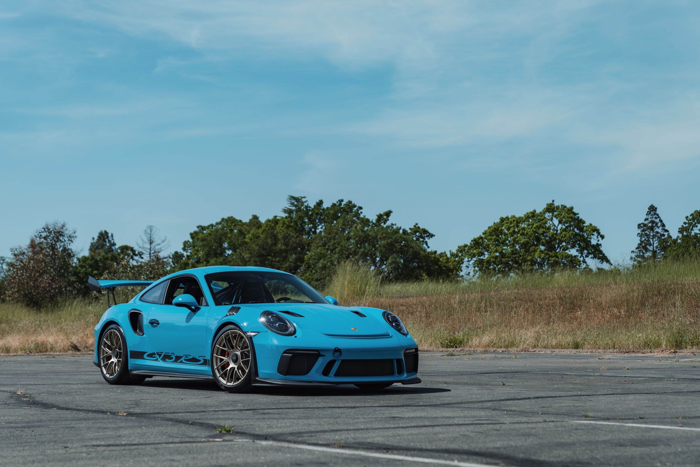 Blue Porsche 911 991.2 GT3 RS with 19" EC-7RS Apex wheels in Motorsport Gold
