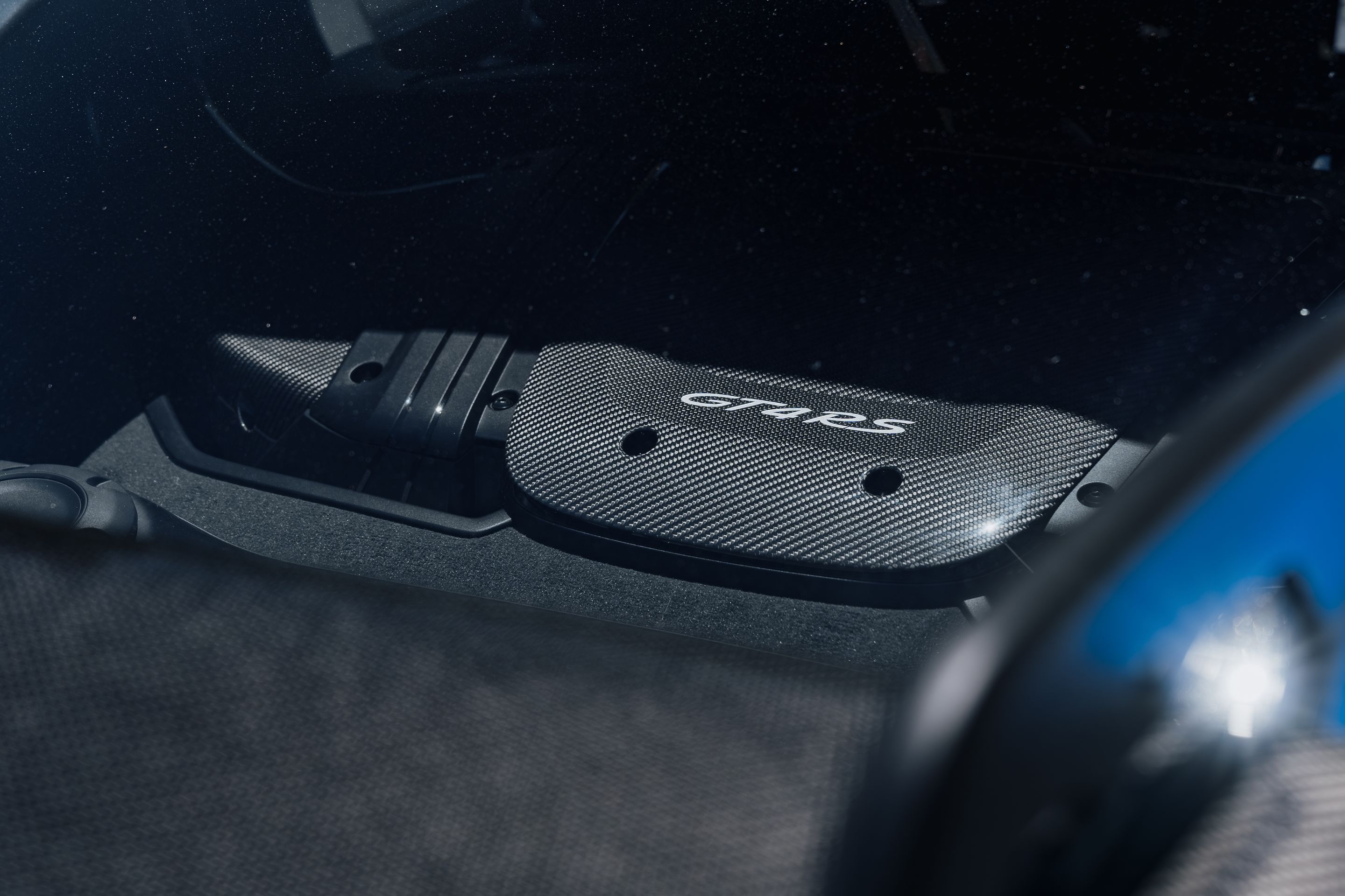 Blue Porsche 718 Cayman GT4 RS with 20" VS-5RS Apex wheels in Motorsport Gold