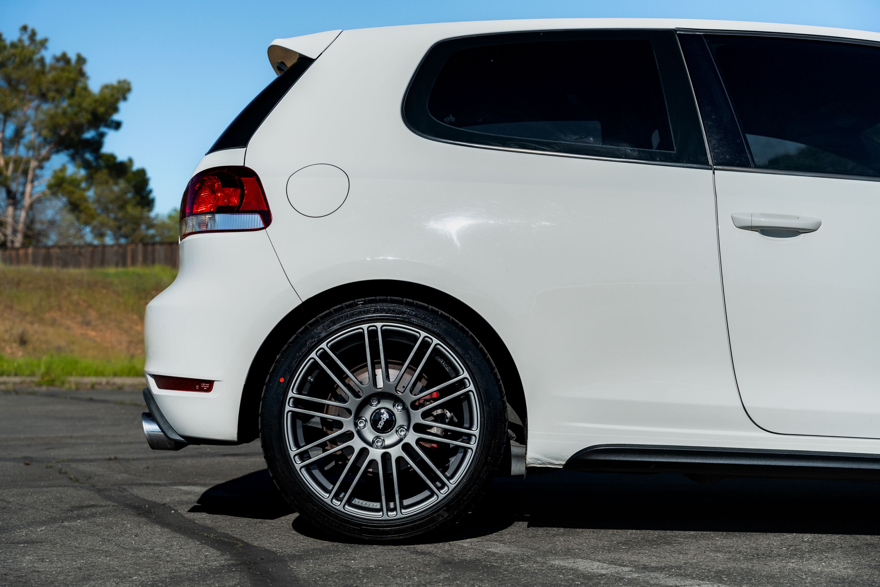 White VW MK6 GTI with 18" TC-10RT Apex wheels in Anthracite