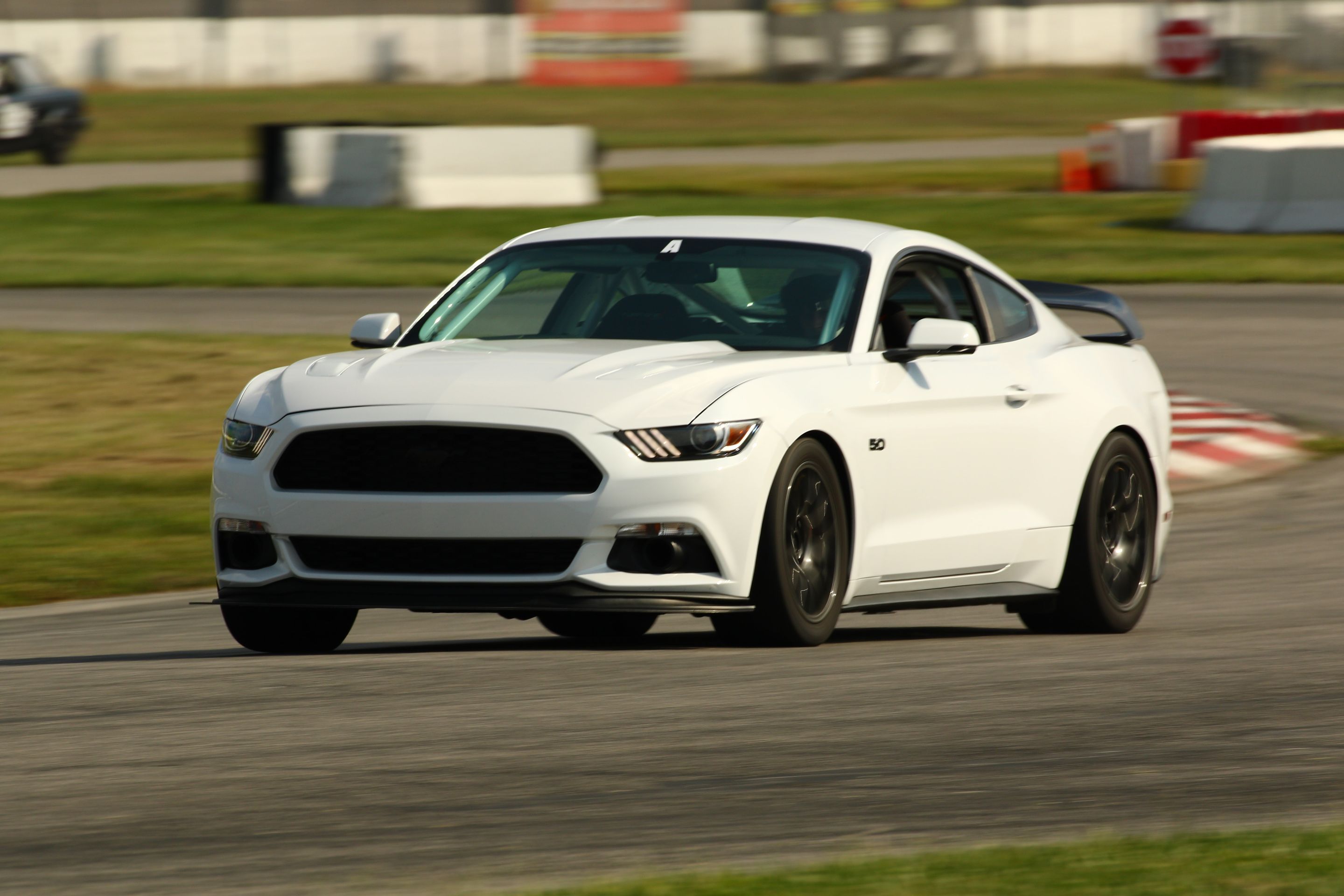 White Ford S550 Mustang GT with 18" EC-7 Apex wheels in Anthracite