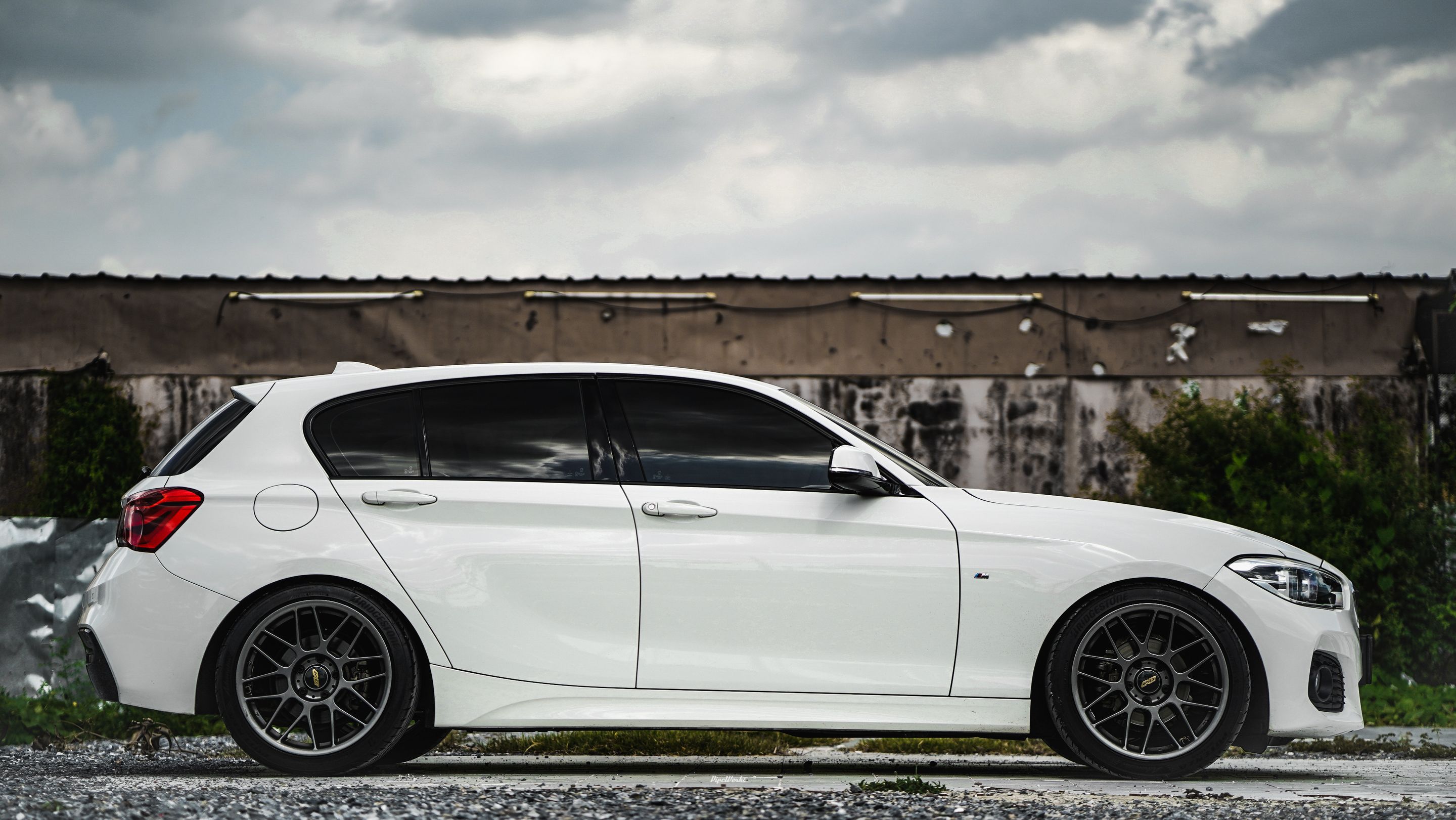 White BMW F20 Hatchback 1 Series with 18" ARC-8 Apex wheels in Anthracite