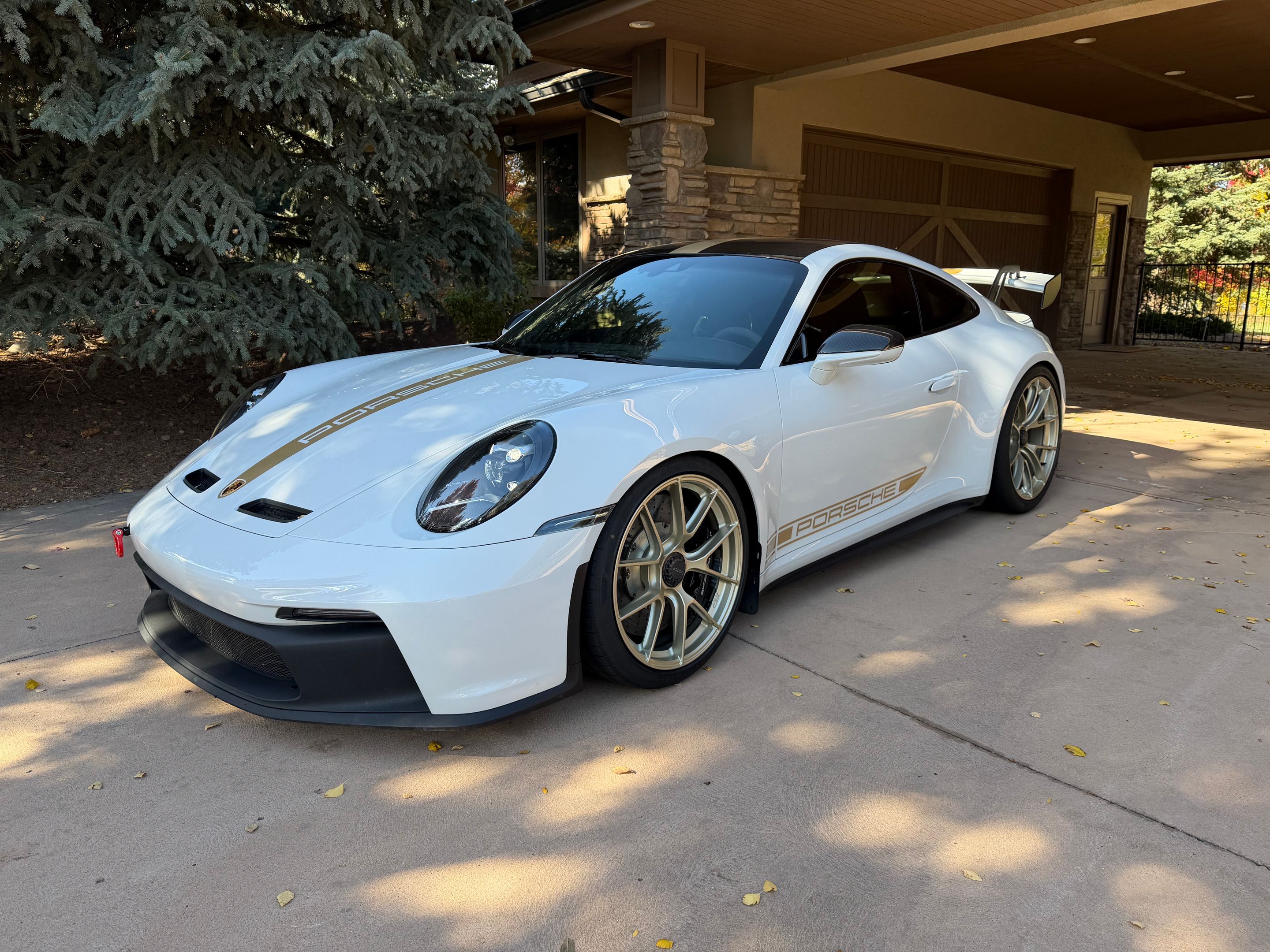 White Porsche 911 992.1 GT3 with 20"/21" VS-5RS Apex wheels in Motorsport Gold