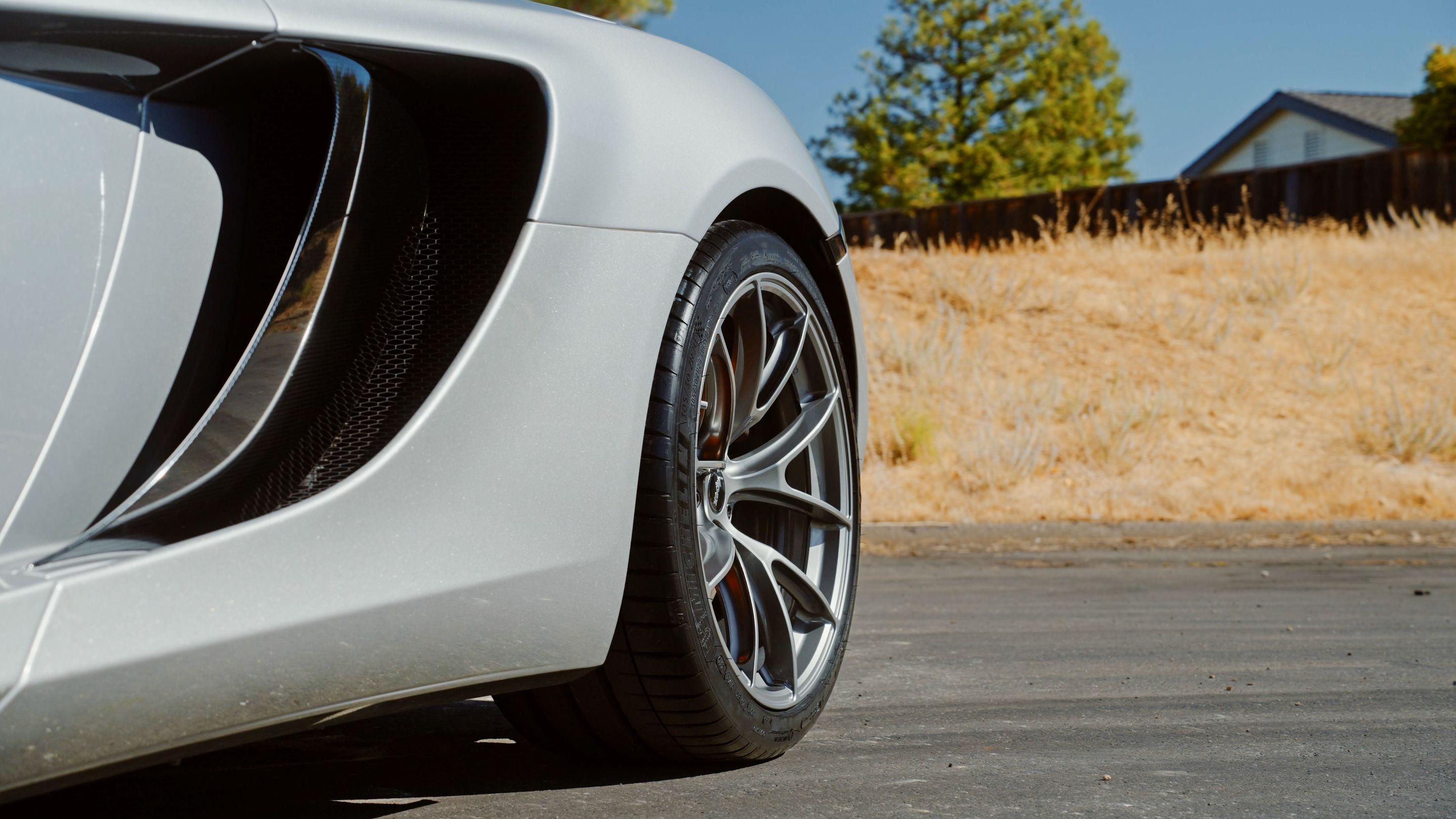 Silver McLaren MP4-12C with 19"/20" VS-5RS Apex wheels in Anthracite