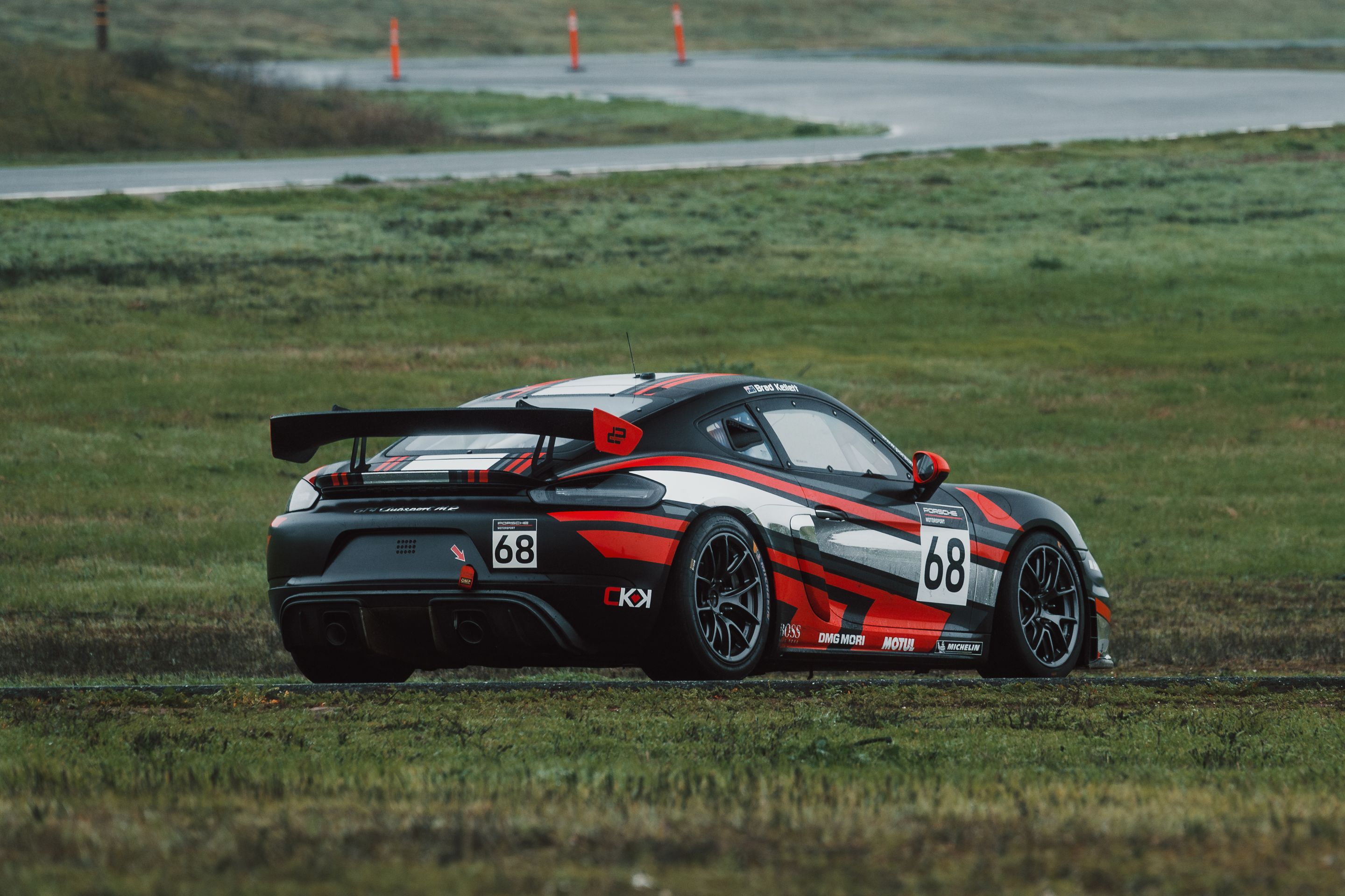 Black Porsche 718 Cayman GT4 Clubsport with 18" VS-5RE Apex wheels in Anthracite